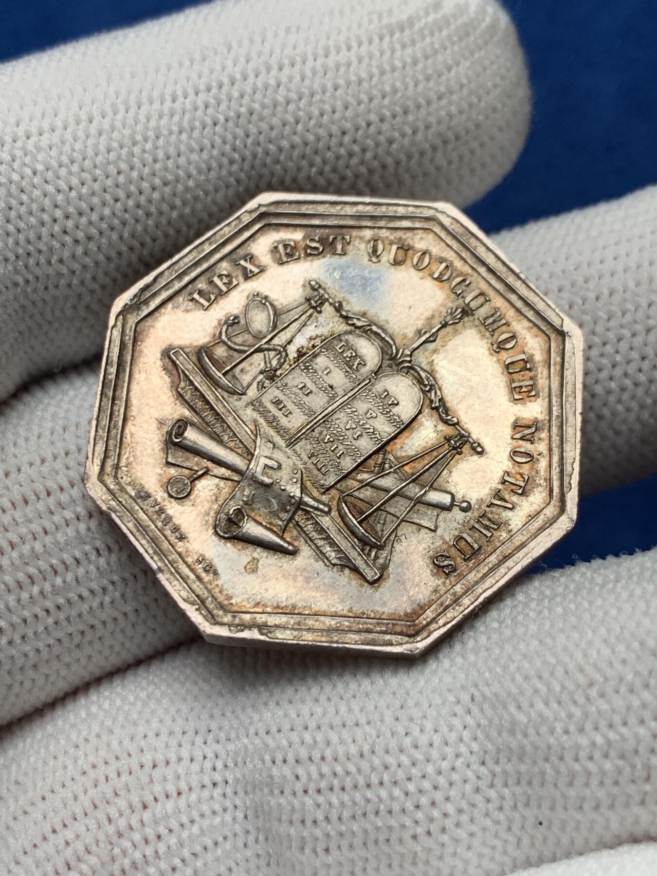 《竞宝斋》第281场- 周日，周一 ，周二3场连拍 （全场包邮） 法国 1860-1879年 曼特斯区 公证人 塞纳河和瓦兹 八角银质代币 12.4g 31.2mm 蜜蜂边铭银标 五彩AU+ 