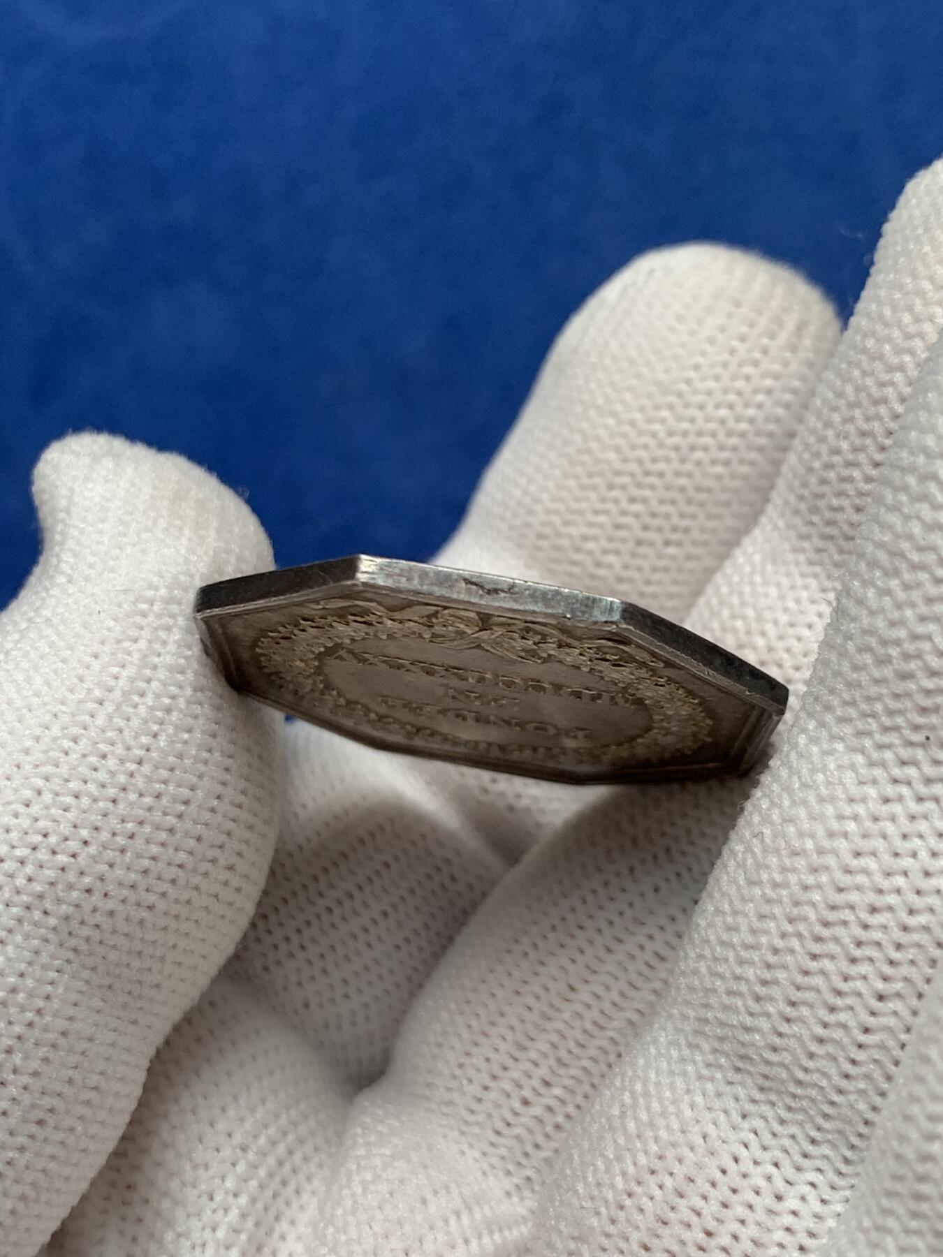 《竞宝斋》第281场- 周日，周一 ，周二3场连拍 （全场包邮） 法国里昂银行八角银质代币 12.29g 30.9mm 神灯边铭