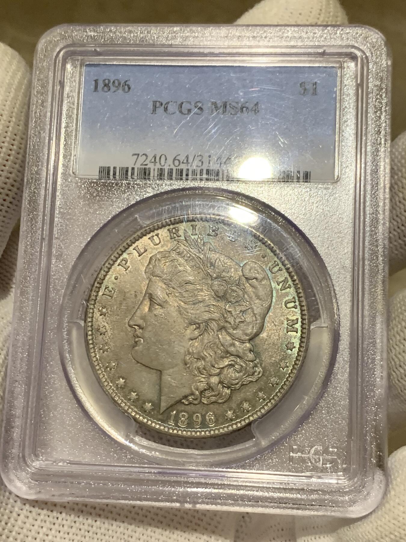 《竞宝斋》第279场- 周日，周一 ，周二3场连拍 （全场包邮） PCGS MS64 美国1896年摩根银币 原汁原味双面五彩老包浆，包浆醇厚浓郁，打制精美，状态极佳，PC老盒严评无官网图。