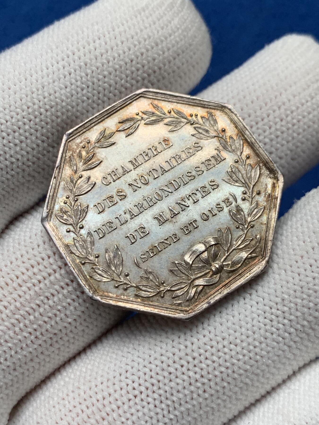 《竞宝斋》第281场- 周日，周一 ，周二3场连拍 （全场包邮） 法国 1860-1879年 曼特斯区 公证人 塞纳河和瓦兹 八角银质代币 12.4g 31.2mm 蜜蜂边铭银标 五彩AU+ 