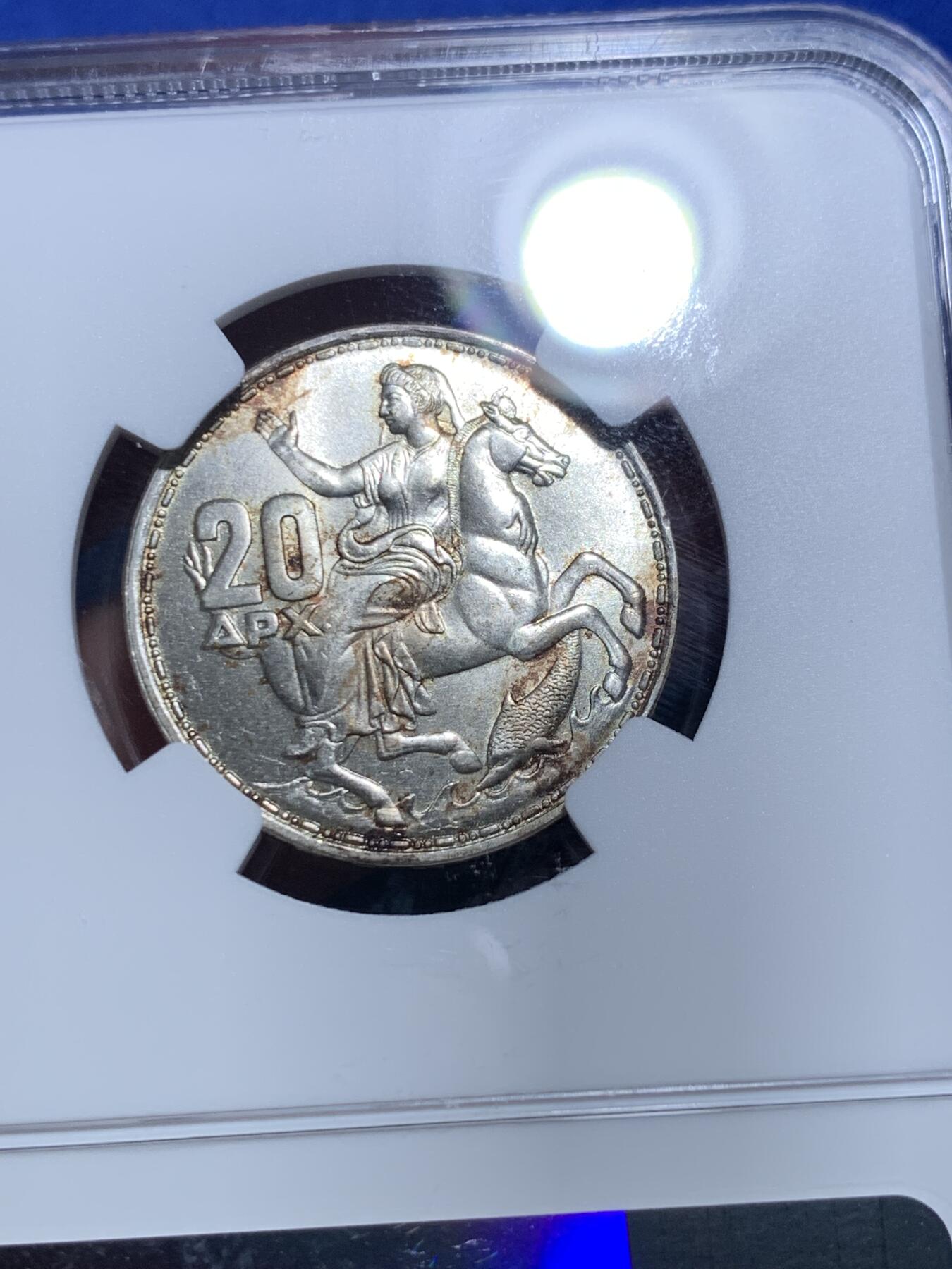 《竞宝斋》第279场- 周日，周一 ，周二3场连拍 （全场包邮） NGC MS64 希腊 1960年 月亮女神 20德拉克马银币 经典设计，好品难寻，币面点缀酱色包浆。稀奇上一个成交价为335元。