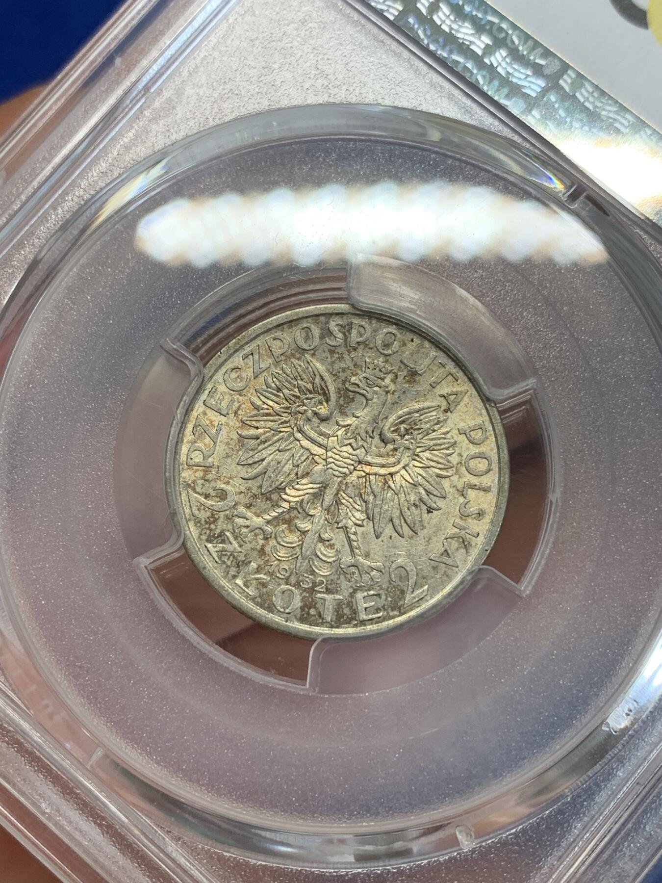 《竞宝斋》第279场- 周日，周一 ，周二3场连拍 （全场包邮） PCGS-AU58 波兰1932年2兹罗提银币。币面由Antoni Madeyski设计，描绘了带头巾的雅德维嘉女王被谷物环绕，背面是象征波兰的鹰与面值。两面都带有些许包浆，虽然略有流通，但是不影响其美观与性价比。