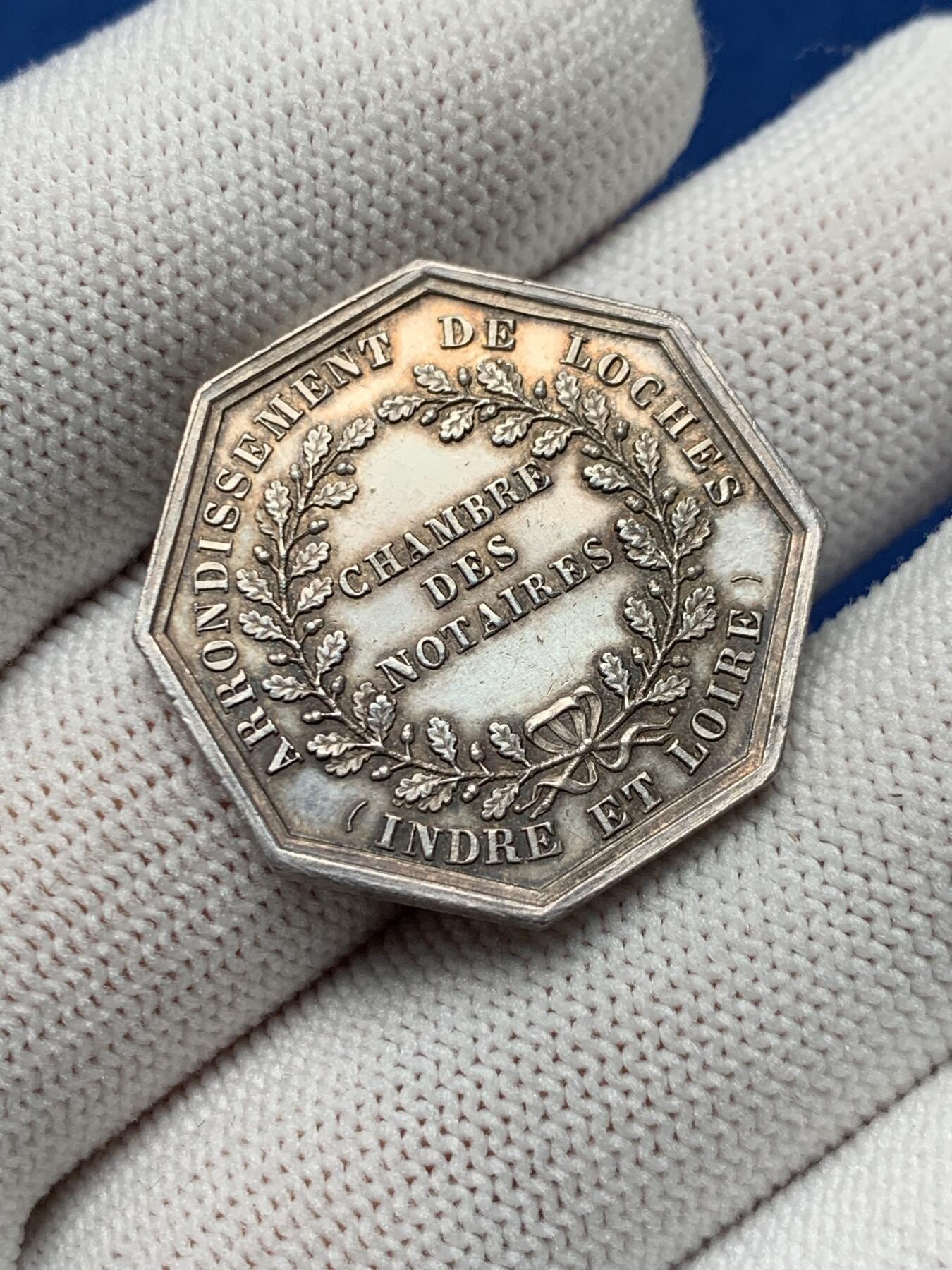 《竞宝斋》第281场- 周日，周一 ，周二3场连拍 （全场包邮） 法国 1860-1879年 公证人 八角银质代币 对角27.2mm 9.7g 蜜蜂边铭银标 五彩好品 精致却不失细节 高点俱在