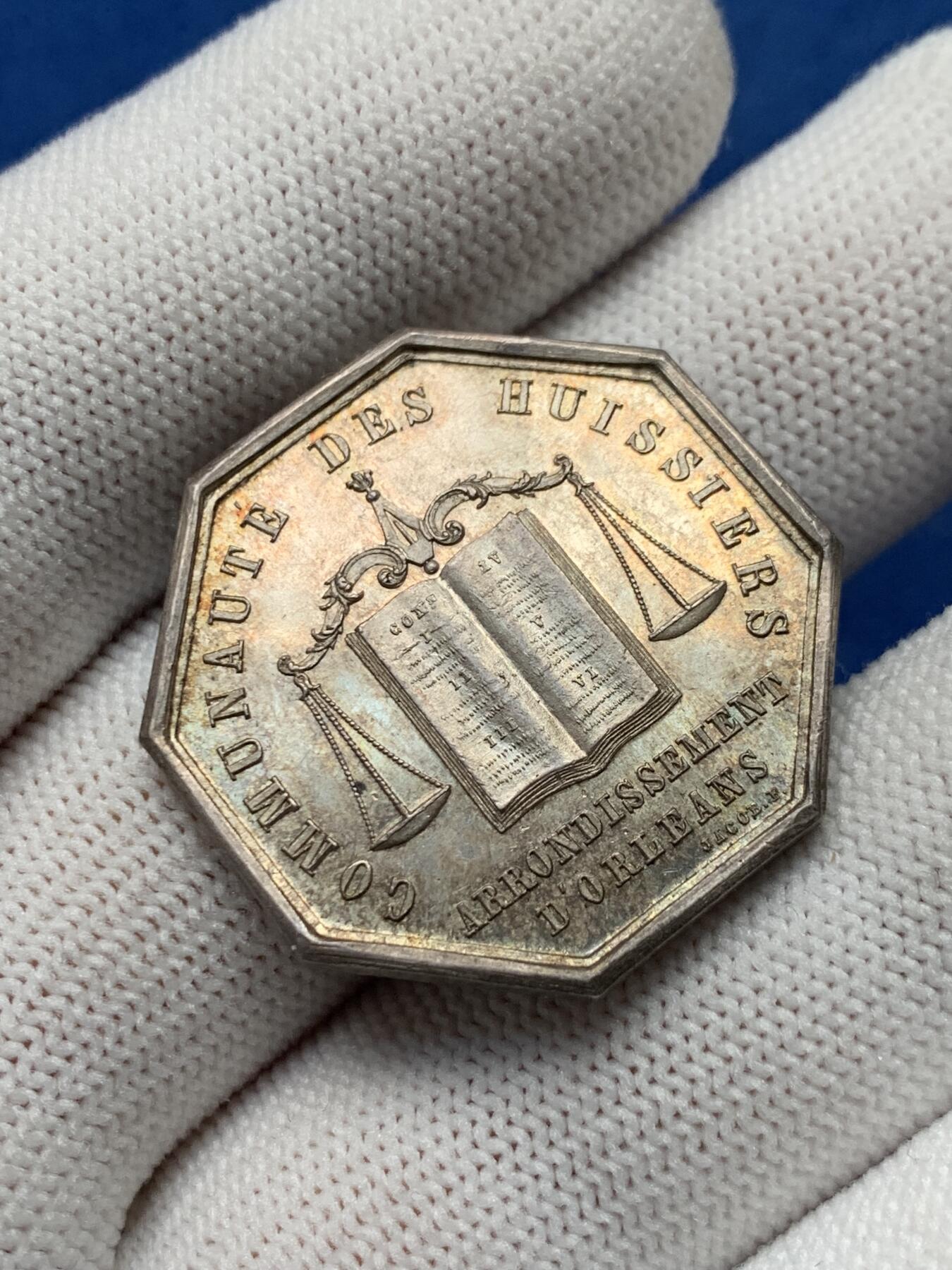 《竞宝斋》第281场- 周日，周一 ，周二3场连拍 （全场包邮） 法国法警社区八角银质代币 30.1mm 14.1g 丰饶角银标 未流通品相 法典上字母清晰 淡淡包浆