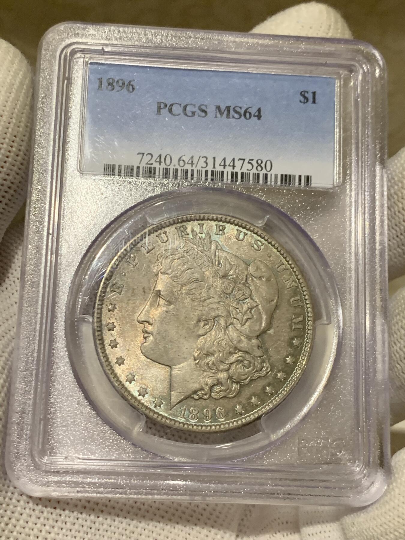 《竞宝斋》第279场- 周日，周一 ，周二3场连拍 （全场包邮） PCGS MS64 美国1896年摩根银币 原汁原味双面五彩老包浆，包浆醇厚浓郁，打制精美，状态极佳，PC老盒严评无官网图。