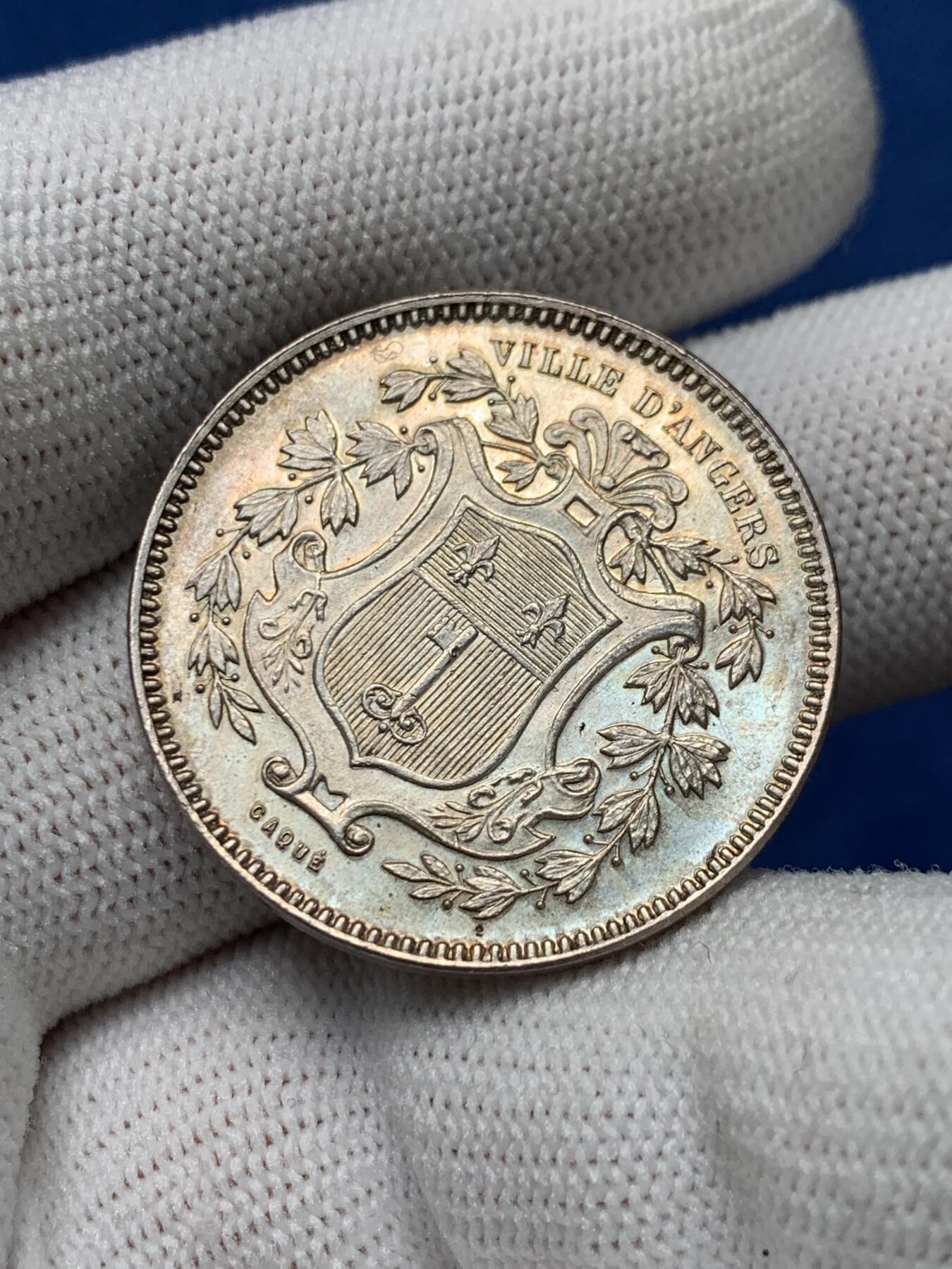 《竞宝斋》第281场- 周日，周一 ，周二3场连拍 （全场包邮） 法国储蓄银行 共济会大眼睛 银质圆形代币12.2g 30.4mm 丰饶角银标 MS品质 淡彩包浆 细节很好蜜蜂栩栩如生  