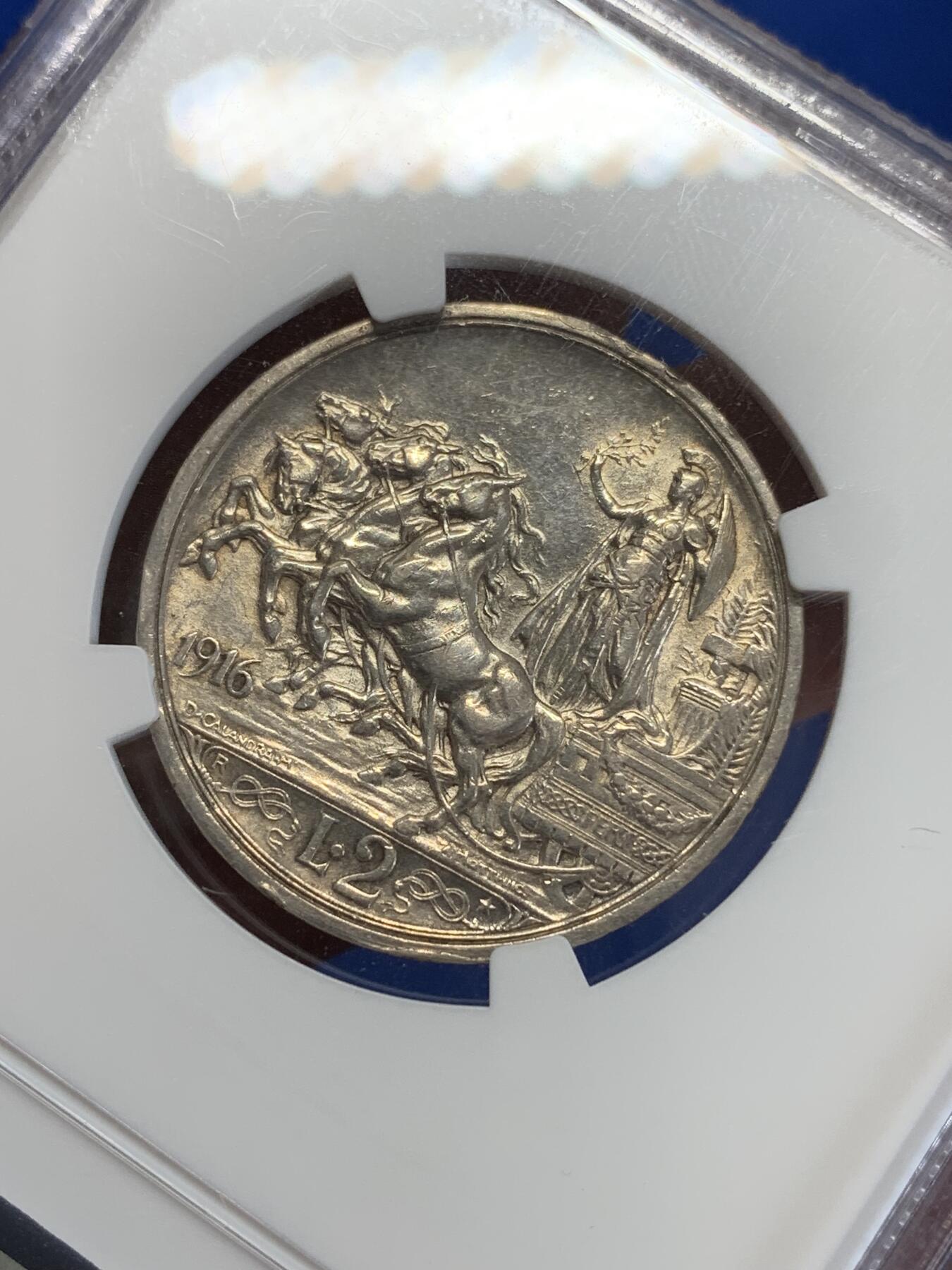 《竞宝斋》第279场- 周日，周一 ，周二3场连拍 （全场包邮） NGC AU53 意大利1916年2里拉银币 该枚银币正面是意大利国王维克托伊曼纽尔三世，背面是经典四架马车，意大利除了打仗不行，艺术造诣极高，本币雕刻师L.G.george正是大名鼎鼎宣三大清银币的雕刻师。本币上海ngc有低评嫌疑，深打有转光，特别是背面，高点俱佳，女神胸甲/盾纹清晰可见。5里拉价格已经破万，最近大热品种，低价可拥有，性价比高。