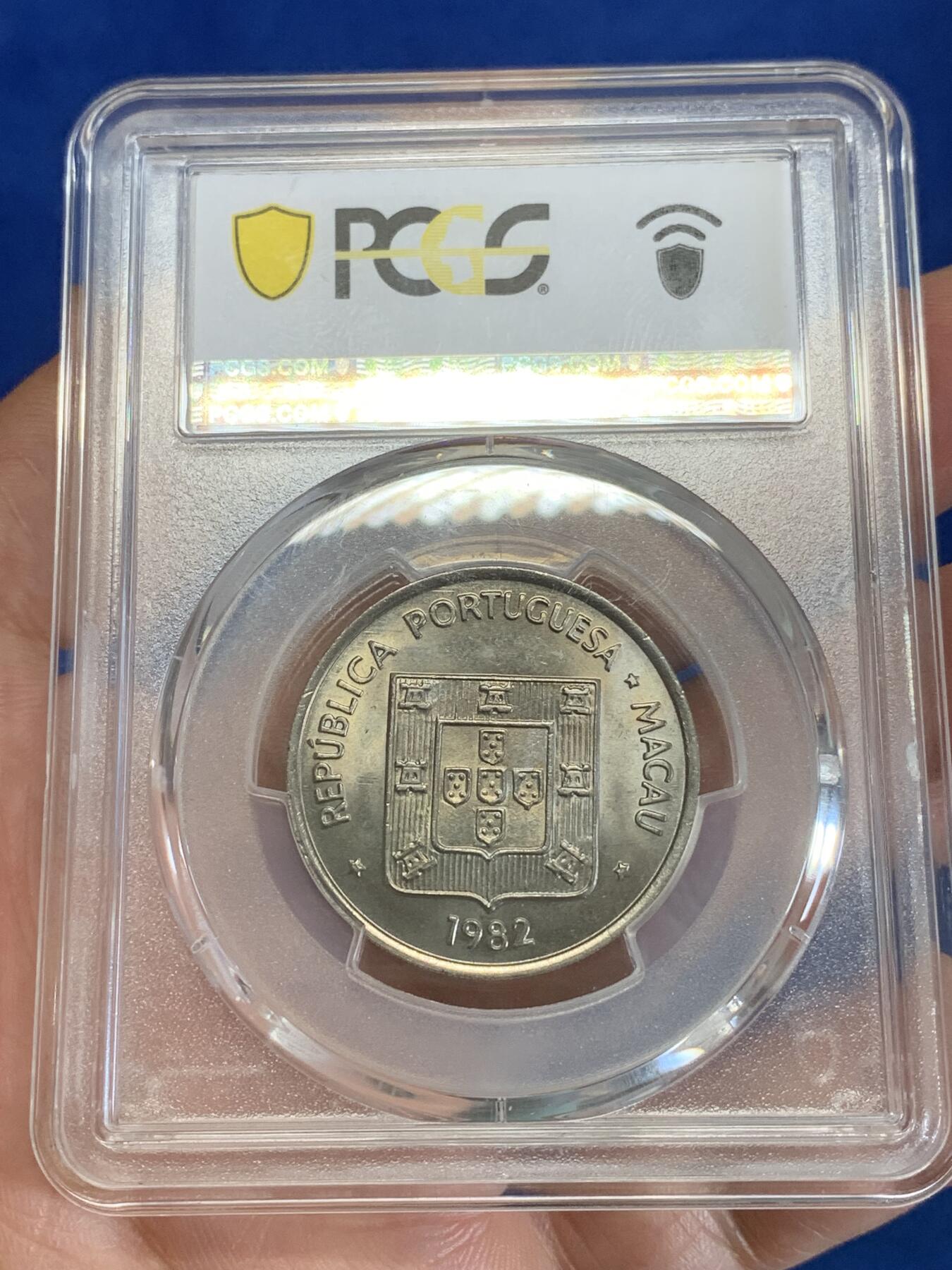 《竞宝斋》第279场- 周日，周一 ，周二3场连拍 （全场包邮） PCGS MS65 1982 澳门龙 大热品种 因为工艺一般 65分已是顶级品相 套装拆出送评 高分极为不易 两面转光犀利