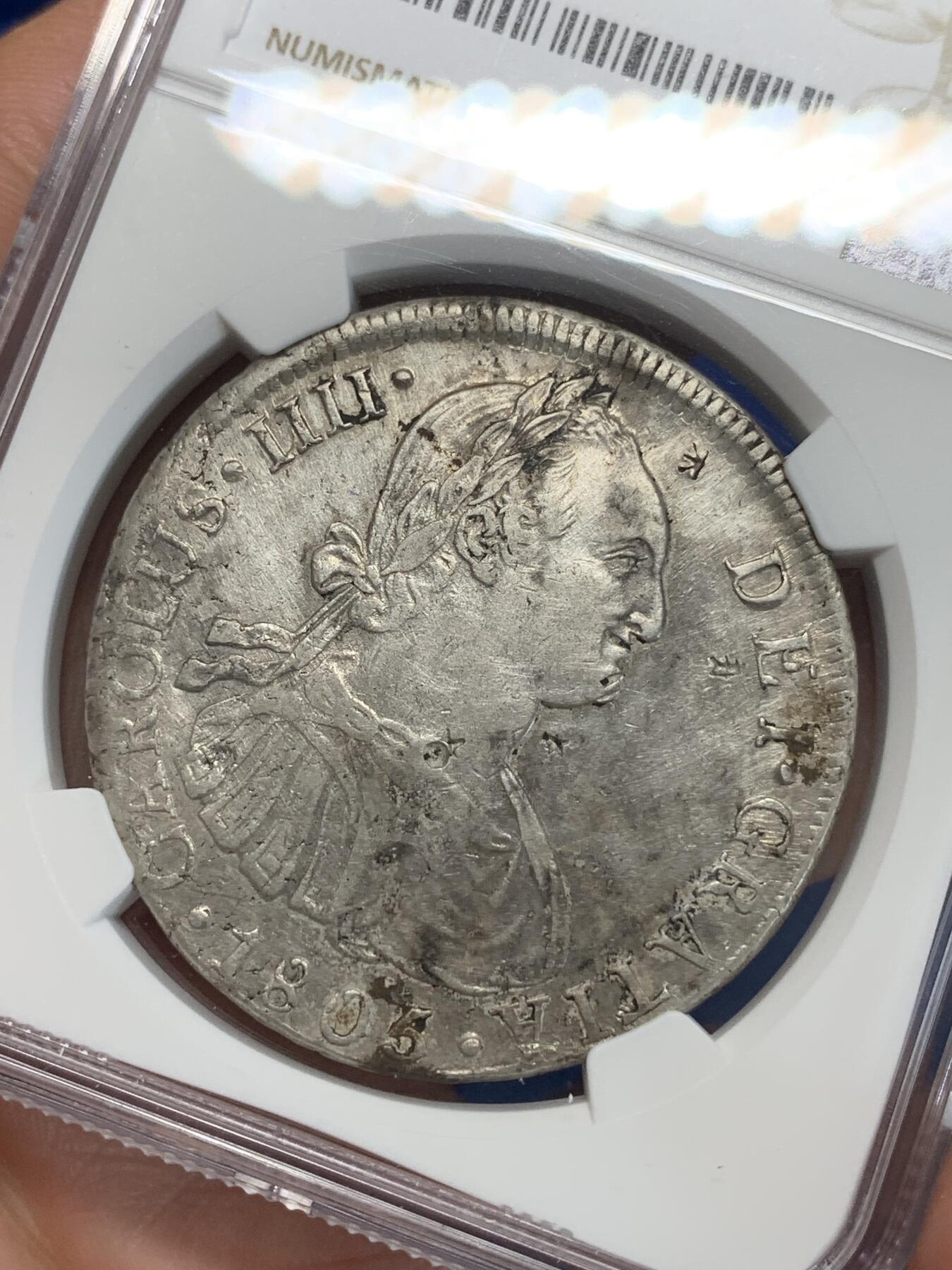 《竞宝斋》第280场- 周日，周一 ，周二3场连拍 （全场包邮） NGC XF 秘鲁1805年卡四8R双柱银币 原生态 少见的秘鲁厂 背面有造币厂错误导致的底板偏打 细节见图