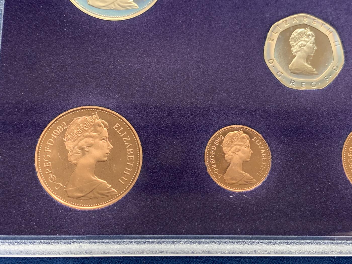 《竞宝斋》第280场- 周日，周一 ，周二3场连拍 （全场包邮） 英国硬币套装  1982年精制7枚装 20便士首发年份 青年女王头像