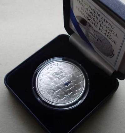 【币将精彩】世界钱币拍卖（2025-11-26） - 芬兰2008年芬兰国旗90周年彩色银币  面值10元，925银25.5g 直径38.6mm 精制，原盒证书。