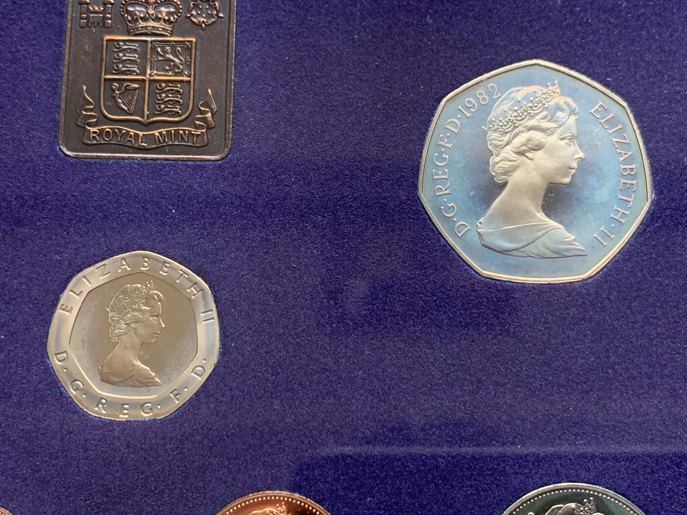 《竞宝斋》第280场- 周日，周一 ，周二3场连拍 （全场包邮） 英国硬币套装  1982年精制7枚装 20便士首发年份 青年女王头像