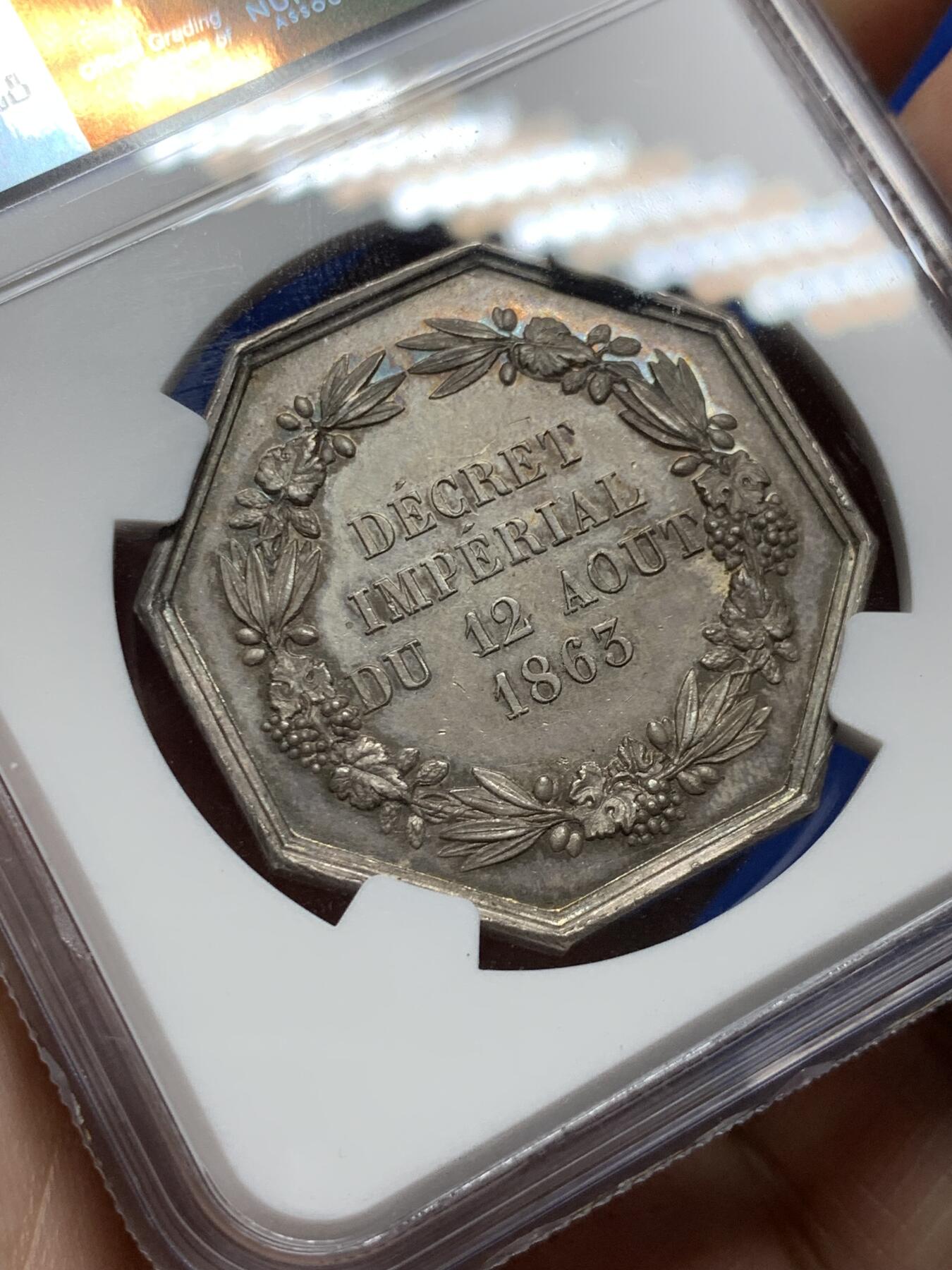 《竞宝斋》第281场- 周日，周一 ，周二3场连拍 （全场包邮） NGC MS63 法国1863放射龙八角银质代币 蜜蜂边铭（1860-1879） 非后期铸造 非常有设计感的经典八角 约20克 35mm