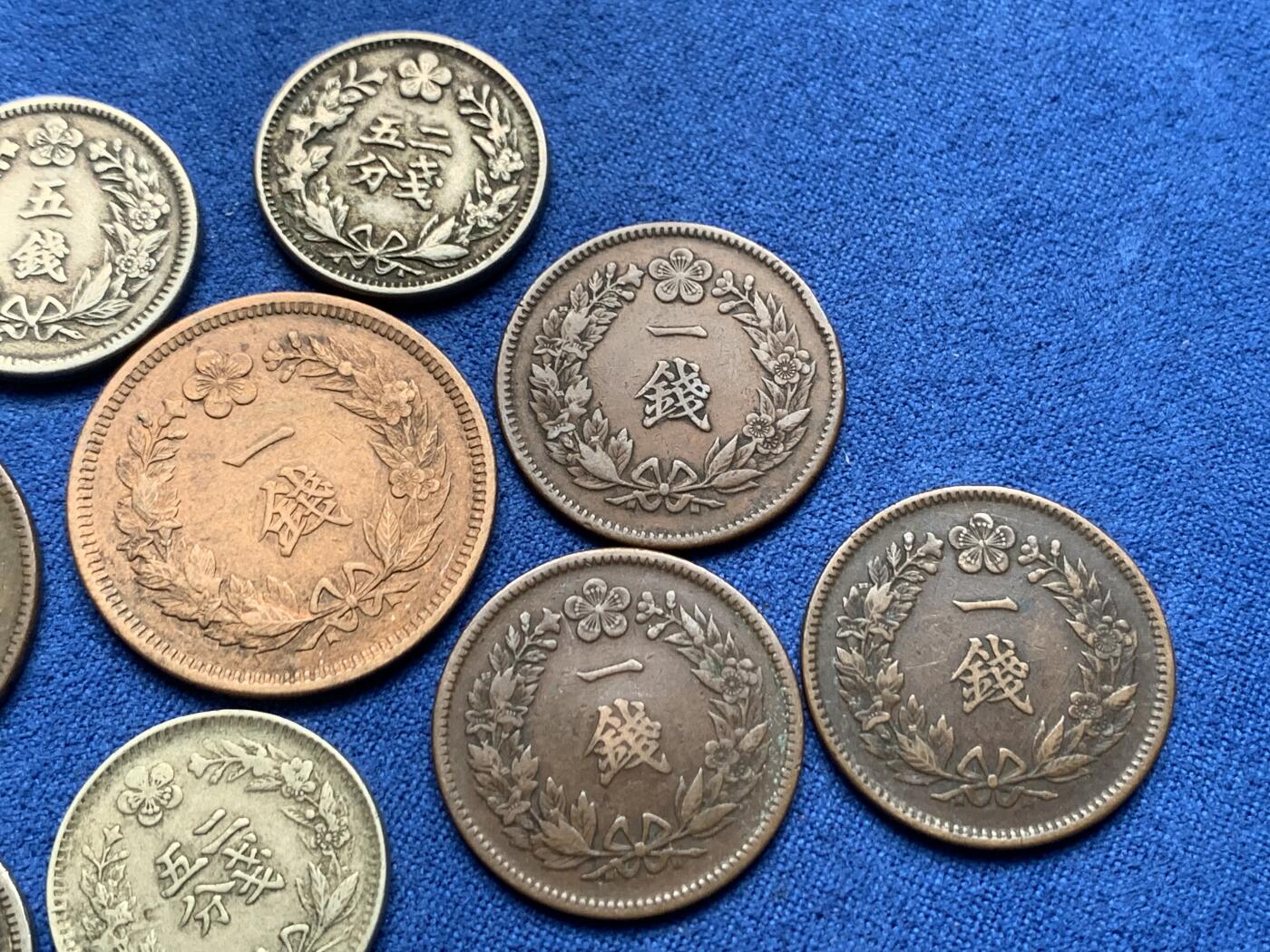 《竞宝斋》第280场- 周日，周一 ，周二3场连拍 （全场包邮） 10枚一组 大韩铜币 含5分，一钱，半钱，不多见大一钱铜币，五钱，二钱五分镍币，年份基本上都不一样，热门品种喜欢的不要错过了