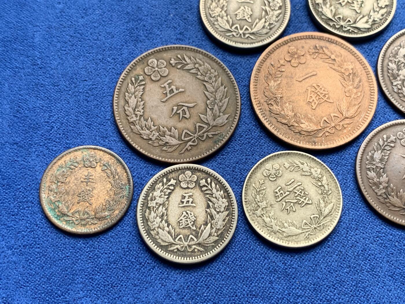 《竞宝斋》第280场- 周日，周一 ，周二3场连拍 （全场包邮） 10枚一组 大韩铜币 含5分，一钱，半钱，不多见大一钱铜币，五钱，二钱五分镍币，年份基本上都不一样，热门品种喜欢的不要错过了