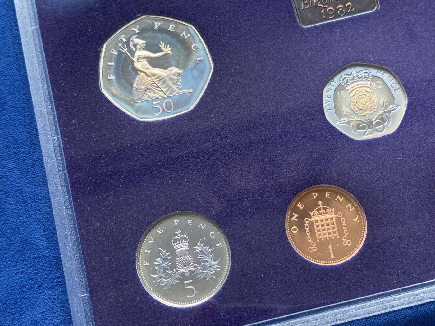 《竞宝斋》第280场- 周日，周一 ，周二3场连拍 （全场包邮） 英国硬币套装  1982年精制7枚装 20便士首发年份 青年女王头像