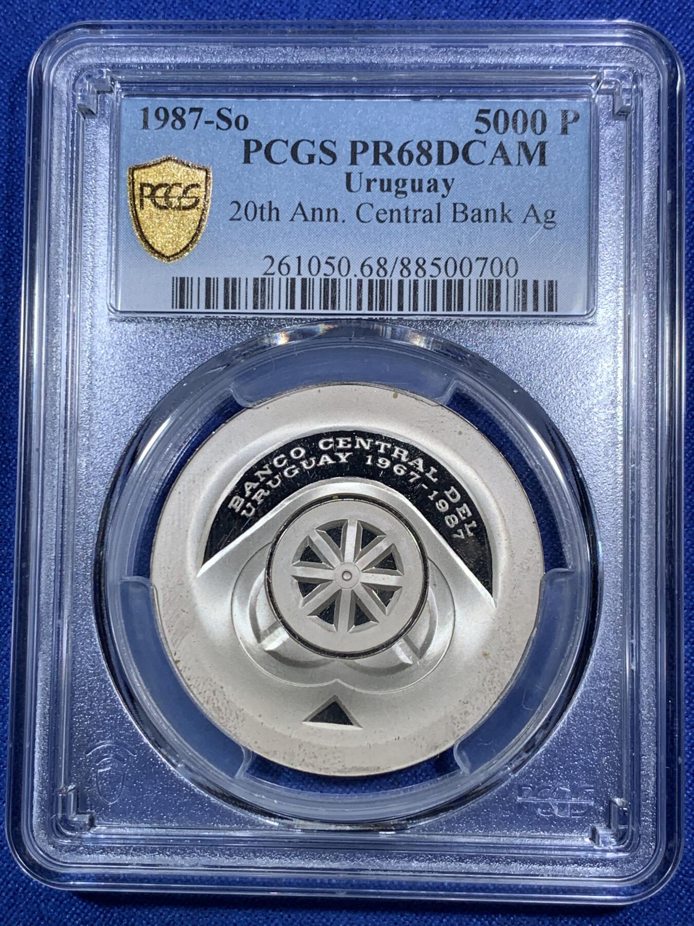 《竞宝斋》第280场- 周日，周一 ，周二3场连拍 （全场包邮） PCGS PR68DCAM 1987乌拉圭5000比索 中央银行成立20周年纪念 精制银币 发行量非常少 设计非常有未来感 简洁但又不简单 非常特别的一枚 币面主要都是凝霜部分 保存非常不易