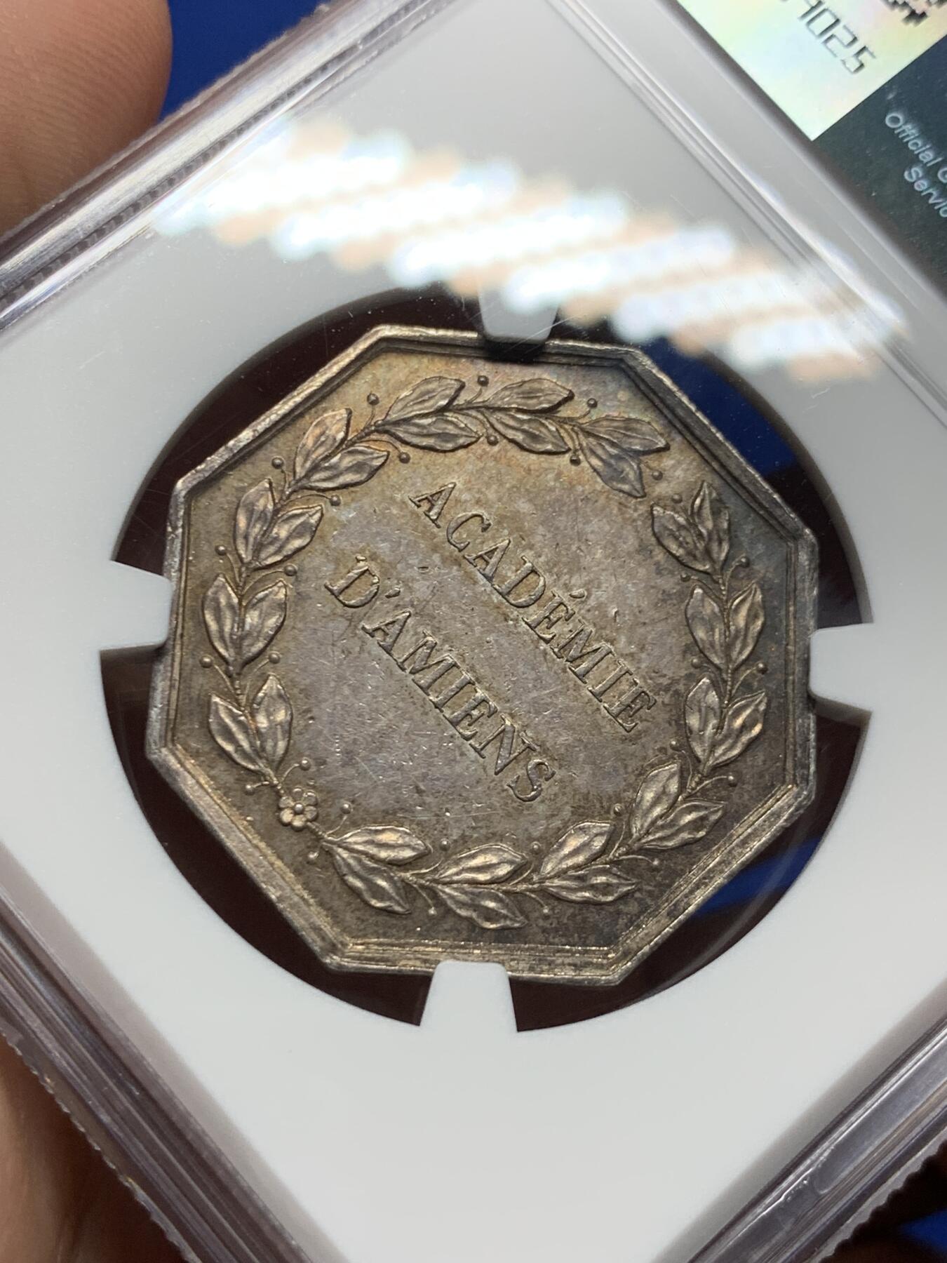 《竞宝斋》第281场- 周日，周一 ，周二3场连拍 （全场包邮） NGC MS62 法国1860-1879亚眠学院八角代用银币 蜜蜂边铭 山上的寺庙配合金色包浆更加万丈光芒