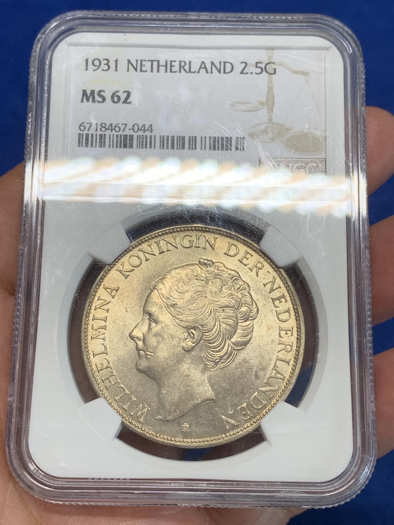 《竞宝斋》第280场- 周日，周一 ，周二3场连拍 （全场包邮） NGC MS62 荷兰1931年威廉敏娜2.5盾银币 金黄色均匀包浆 该品种烂大街但能出分的不多