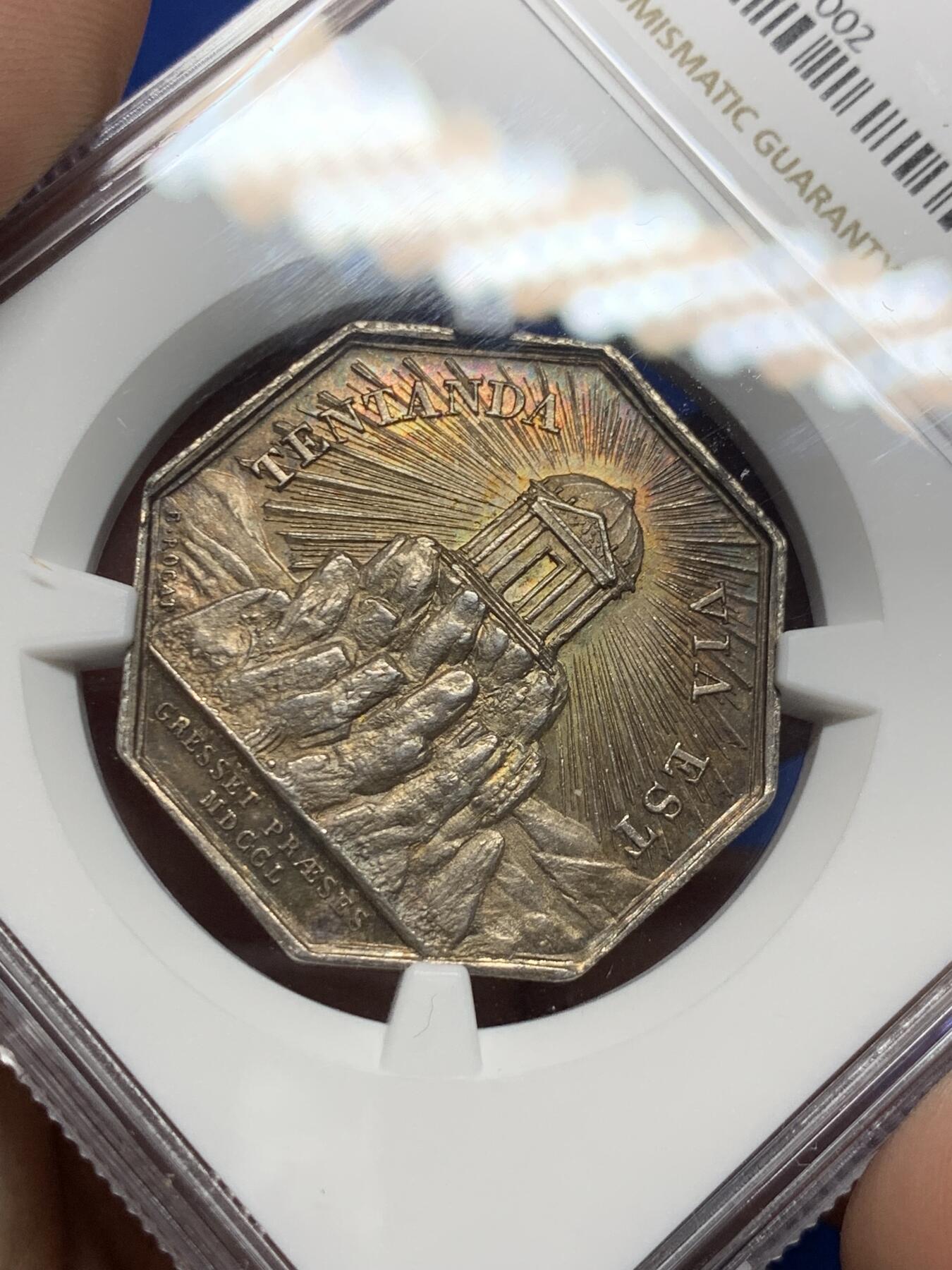 《竞宝斋》第281场- 周日，周一 ，周二3场连拍 （全场包邮） NGC MS62 法国1860-1879亚眠学院八角代用银币 蜜蜂边铭 山上的寺庙配合金色包浆更加万丈光芒