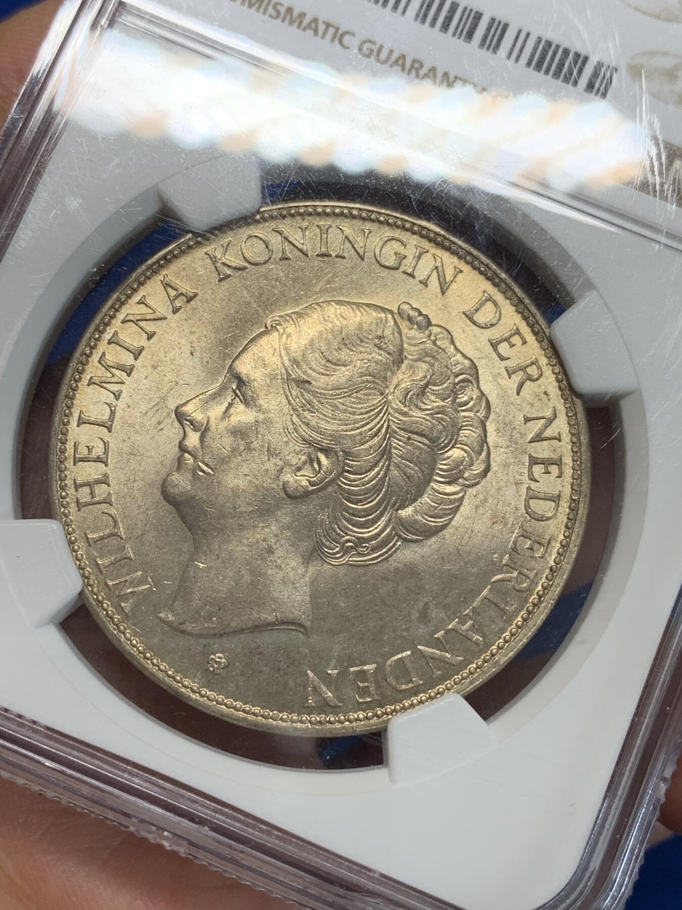 《竞宝斋》第280场- 周日，周一 ，周二3场连拍 （全场包邮） NGC MS62 荷兰1931年威廉敏娜2.5盾银币 金黄色均匀包浆 该品种烂大街但能出分的不多