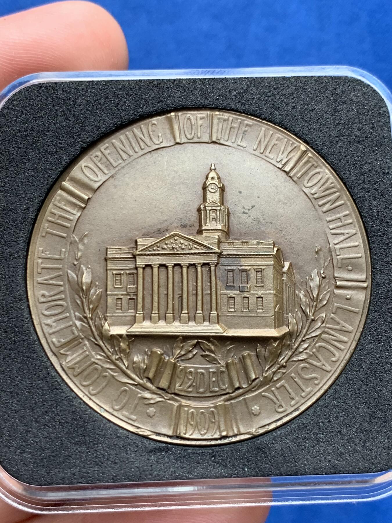 《竞宝斋》第280场- 周日，周一 ，周二3场连拍 （全场包邮） 1909年英国兰开斯特市政厅高浮雕铜章 国外稀少精美铜章。保存完好，边道都无损伤，MS品相。直径44mm 重量42g