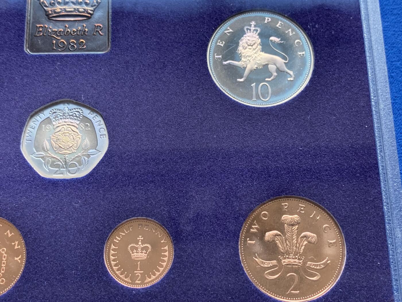 《竞宝斋》第280场- 周日，周一 ，周二3场连拍 （全场包邮） 英国硬币套装  1982年精制7枚装 20便士首发年份 青年女王头像