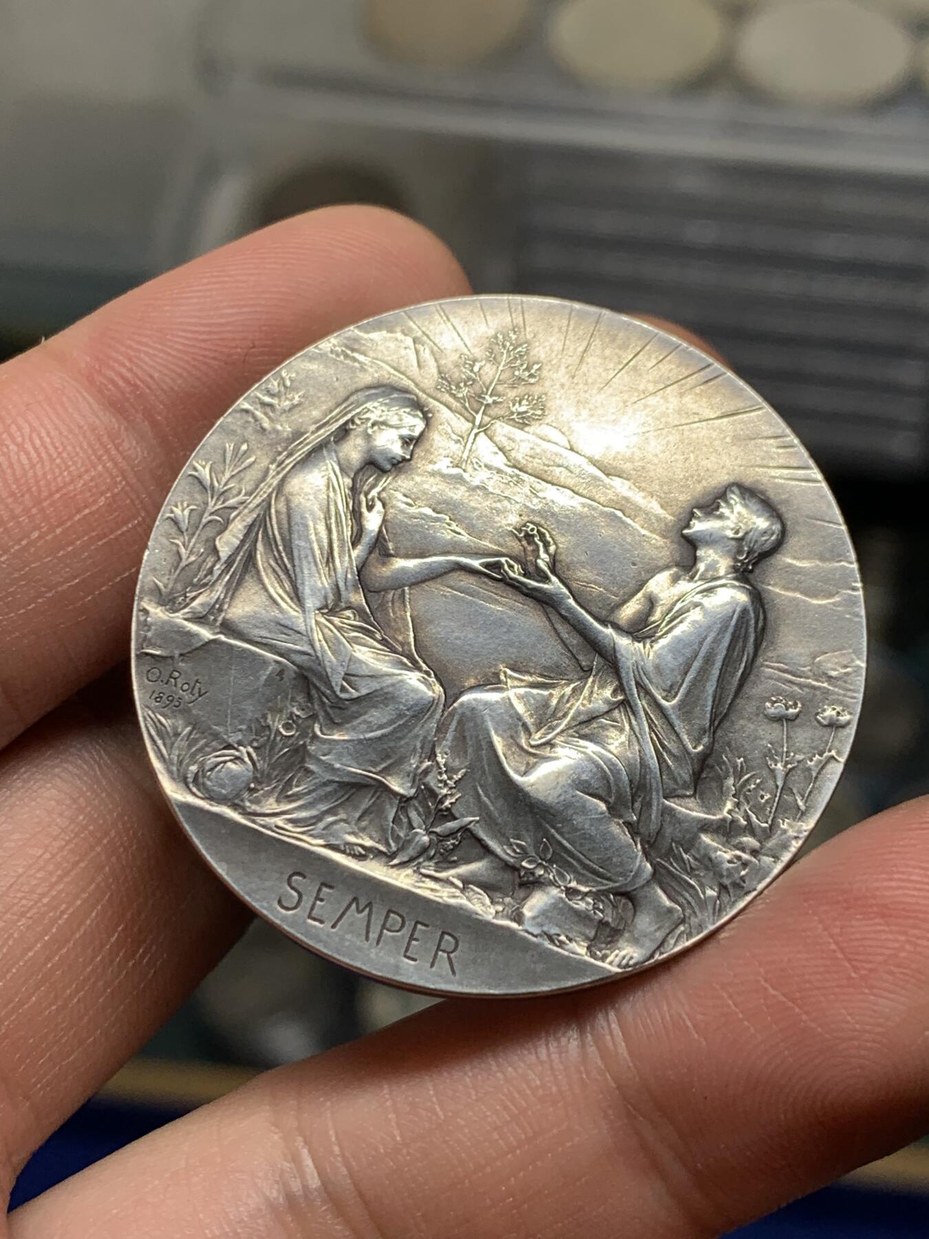 《竞宝斋》第281场- 周日，周一 ，周二3场连拍 （全场包邮） 法国O.Roty 婚姻与爱情纪念银章，“永恒的爱”，背面手工雕花，无磕碰，整体状态很好