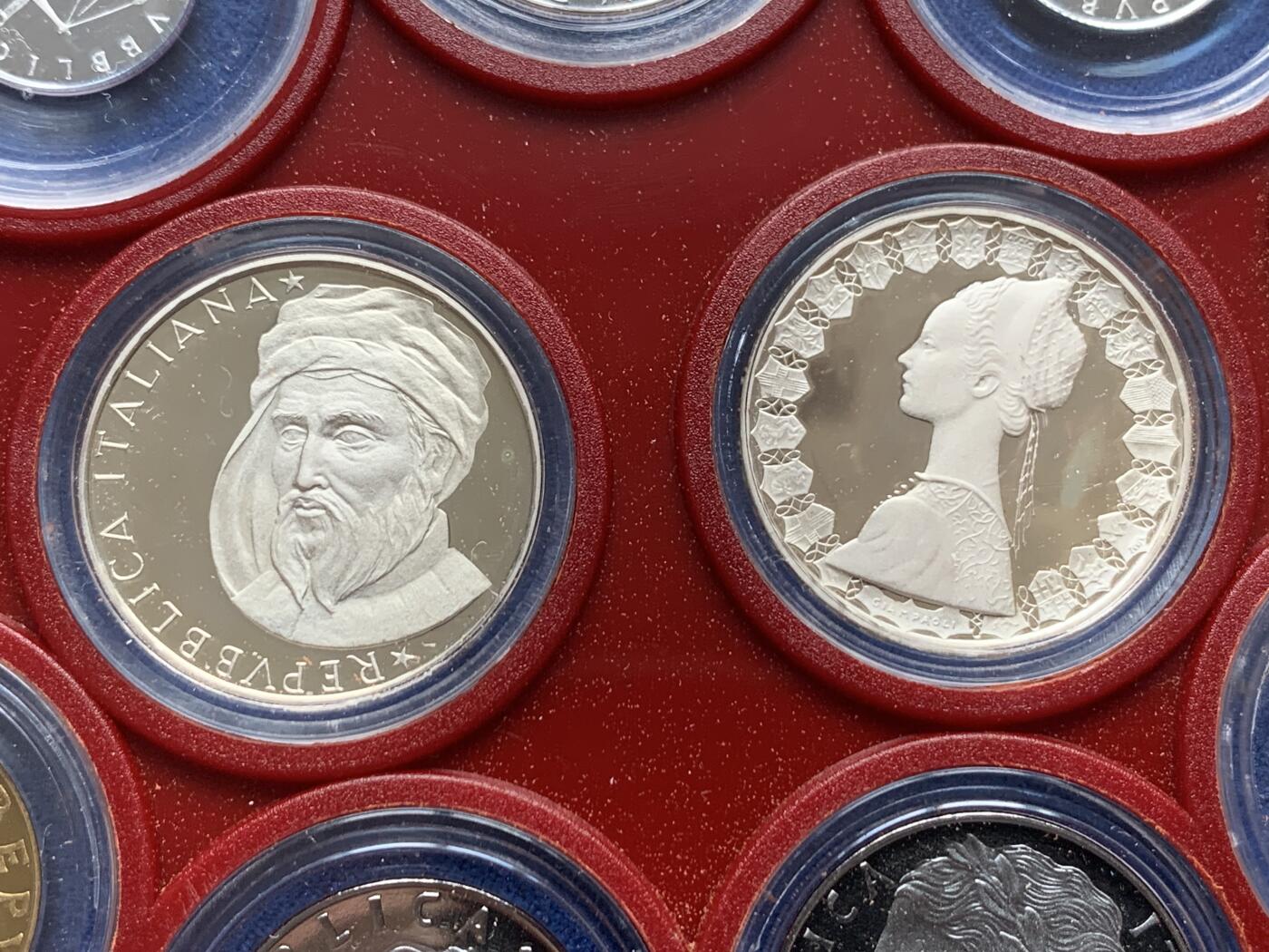 《竞宝斋》第280场- 周日，周一 ，周二3场连拍 （全场包邮） 意大利1986精制套币 纪念雕塑家多纳泰罗诞生600周年 代表作品《大卫》、《圣乔治像》、《加塔梅拉达骑马像》、《圣洛伦佐教堂讲坛》