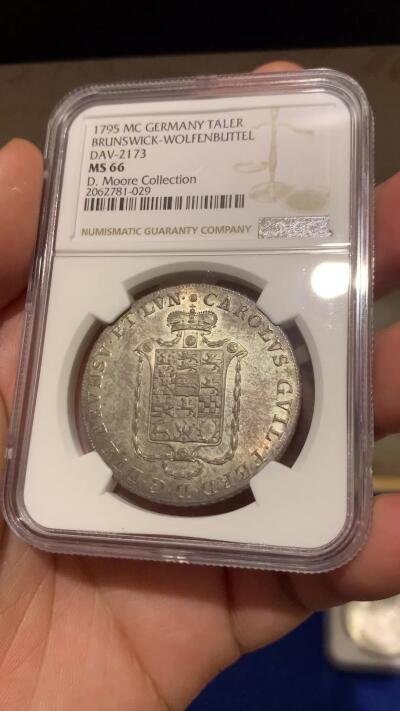 《竞宝斋》第280场- 周日，周一 ，周二3场连拍 （全场包邮） 唯一冠军分 NGC MS66 德国 1795 布伦瑞克 吕内堡纹章泰勒大银币 深彩包浆十字转光 名家旧藏 传承有序