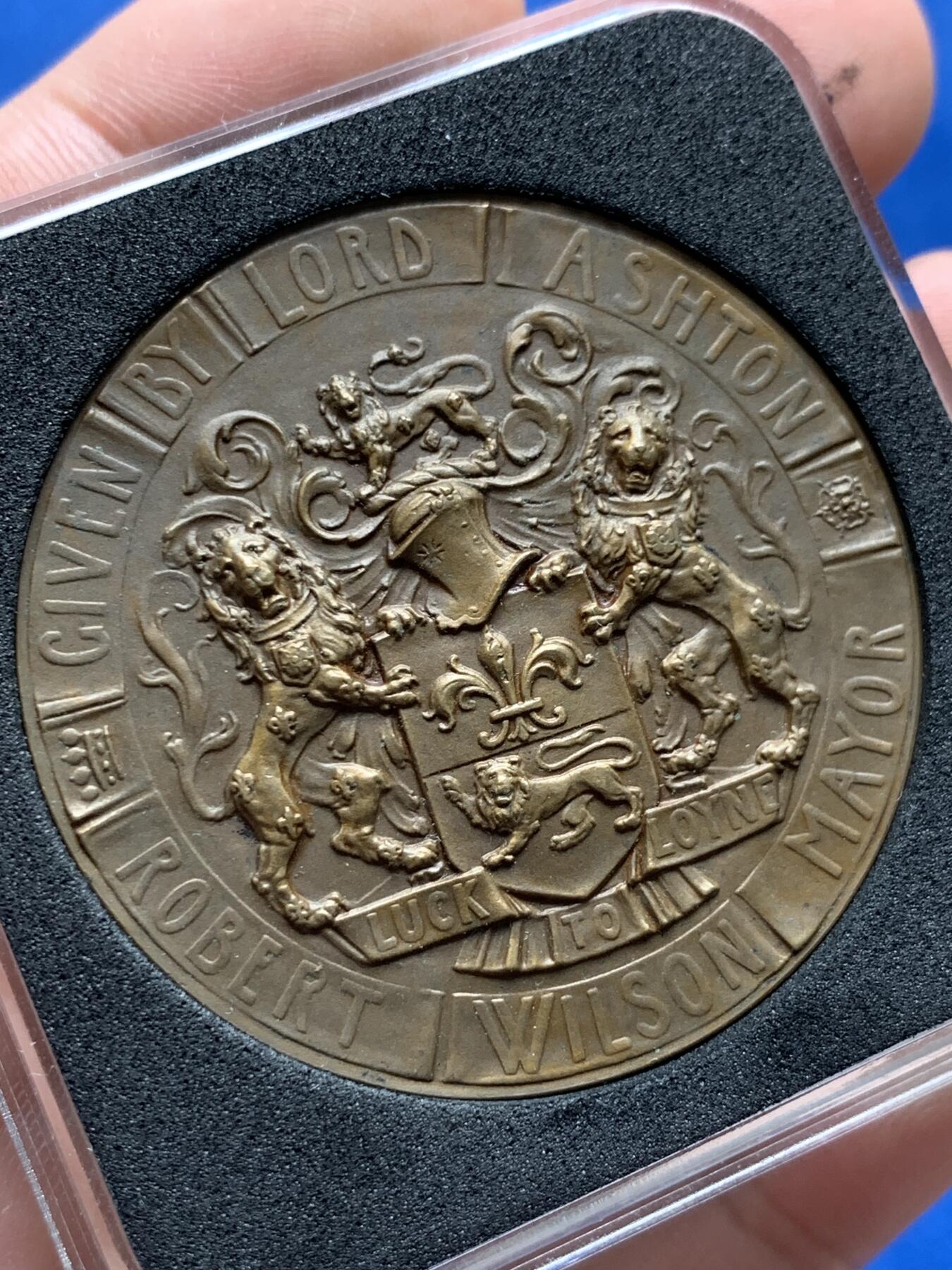 《竞宝斋》第280场- 周日，周一 ，周二3场连拍 （全场包邮） 1909年英国兰开斯特市政厅高浮雕铜章 国外稀少精美铜章。保存完好，边道都无损伤，MS品相。直径44mm 重量42g