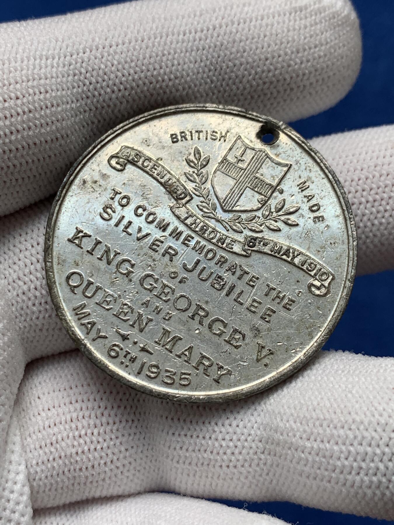 《竞宝斋》第280场- 周日，周一 ，周二3场连拍 （全场包邮） 1935年乔治登基25周年纪念章 WM金属材质 19.5g 38.4mm 细节见图