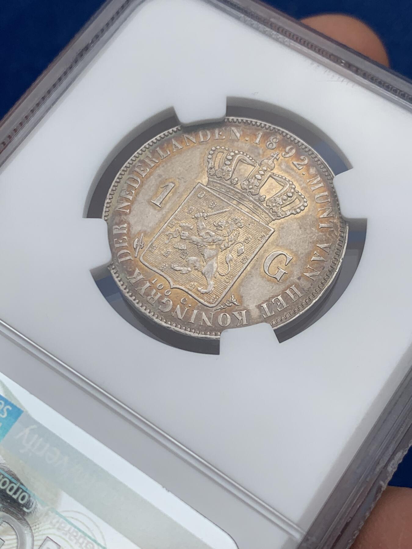 《竞宝斋》第280场- 周日，周一 ，周二3场连拍 （全场包邮） NGC AU58 荷兰 1892年 威廉明娜女王 1盾银币 正反面五彩包浆 实物很漂亮 略低评