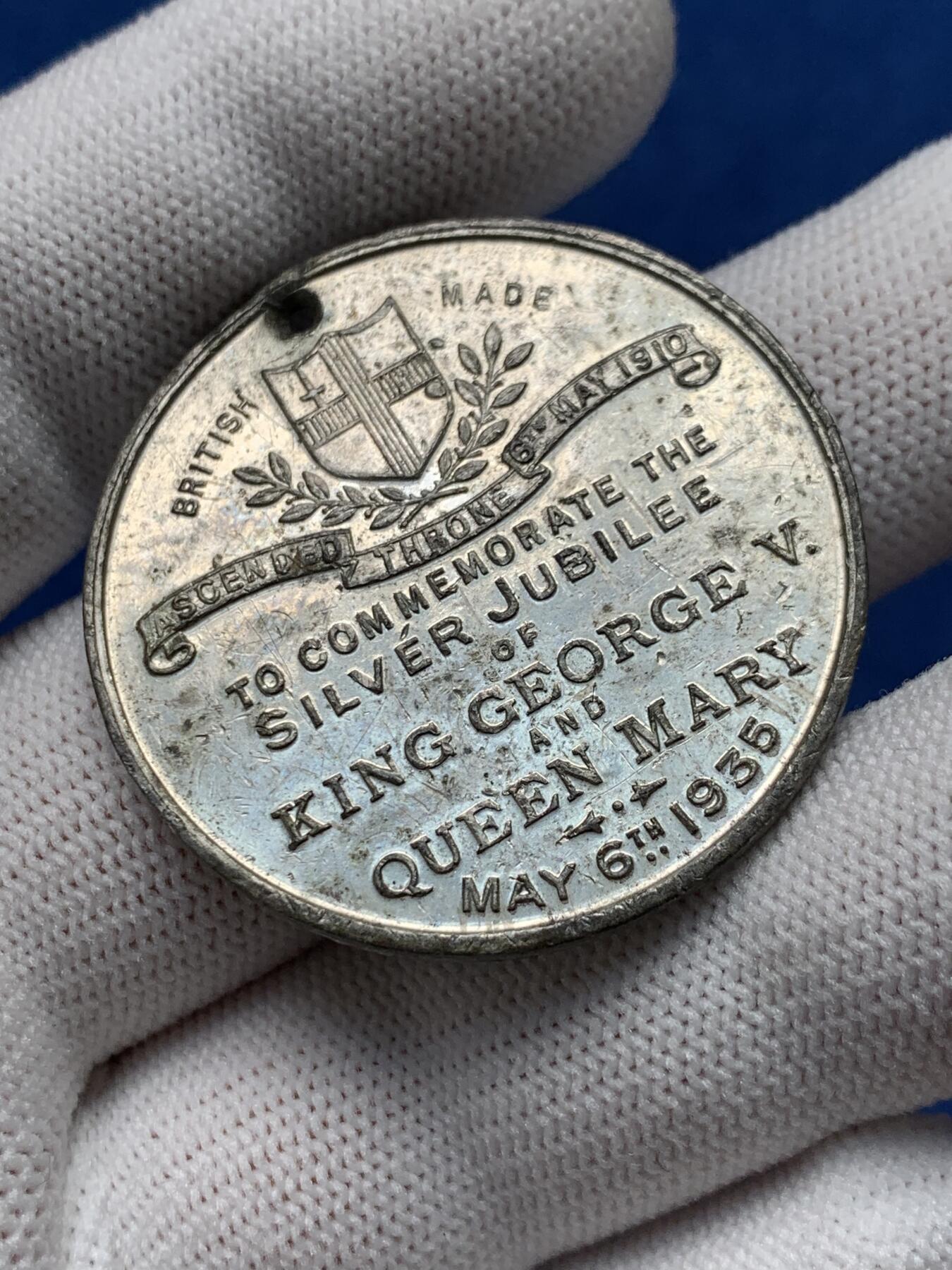 《竞宝斋》第280场- 周日，周一 ，周二3场连拍 （全场包邮） 1935年乔治登基25周年纪念章 WM金属材质 19.5g 38.4mm 细节见图