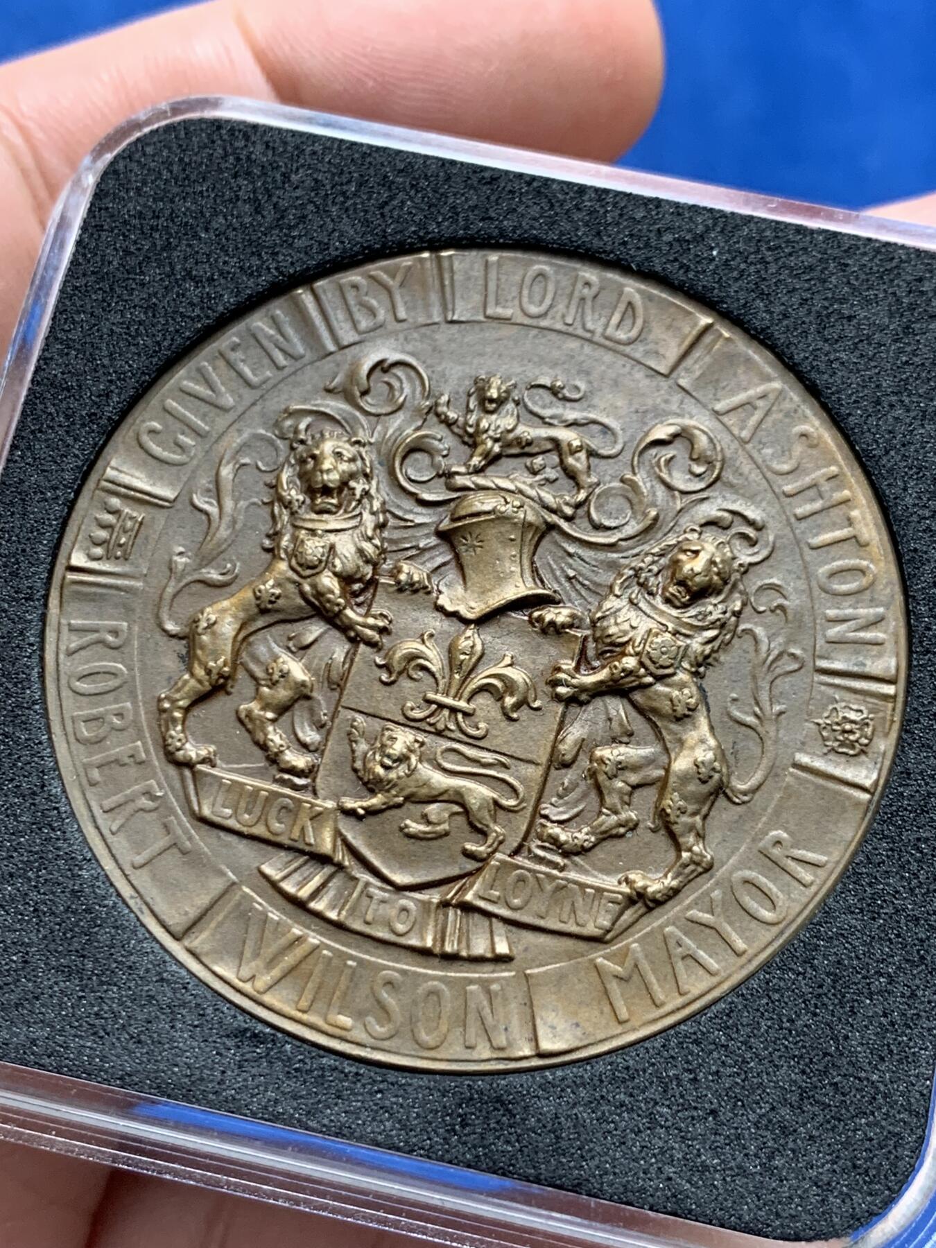 《竞宝斋》第280场- 周日，周一 ，周二3场连拍 （全场包邮） 1909年英国兰开斯特市政厅高浮雕铜章 国外稀少精美铜章。保存完好，边道都无损伤，MS品相。直径44mm 重量42g