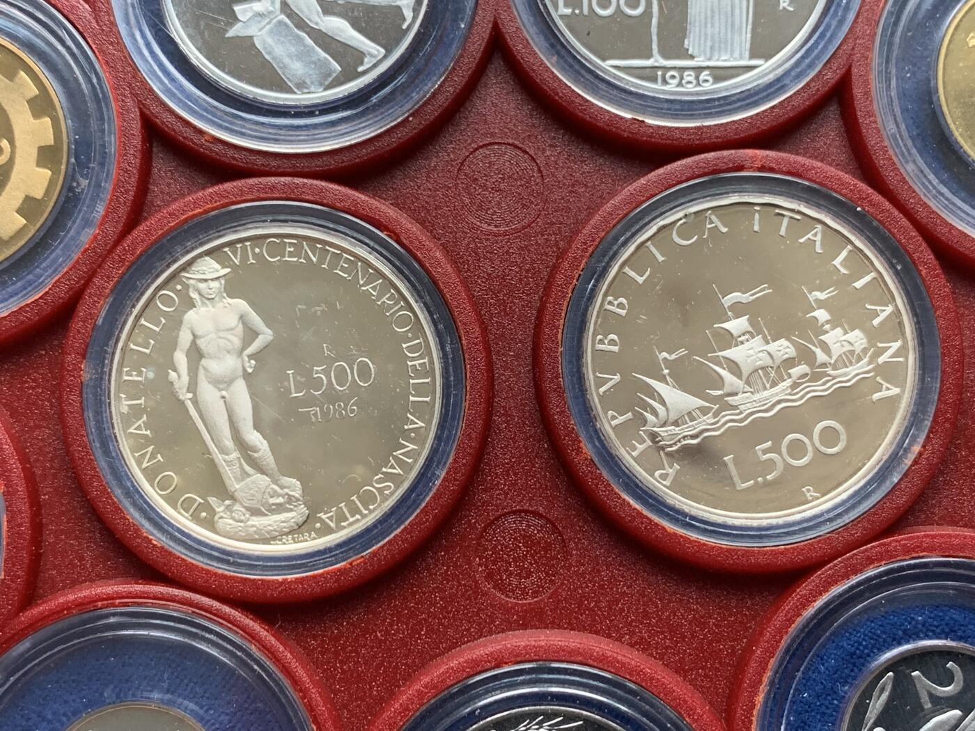 《竞宝斋》第280场- 周日，周一 ，周二3场连拍 （全场包邮） 意大利1986精制套币 纪念雕塑家多纳泰罗诞生600周年 代表作品《大卫》、《圣乔治像》、《加塔梅拉达骑马像》、《圣洛伦佐教堂讲坛》