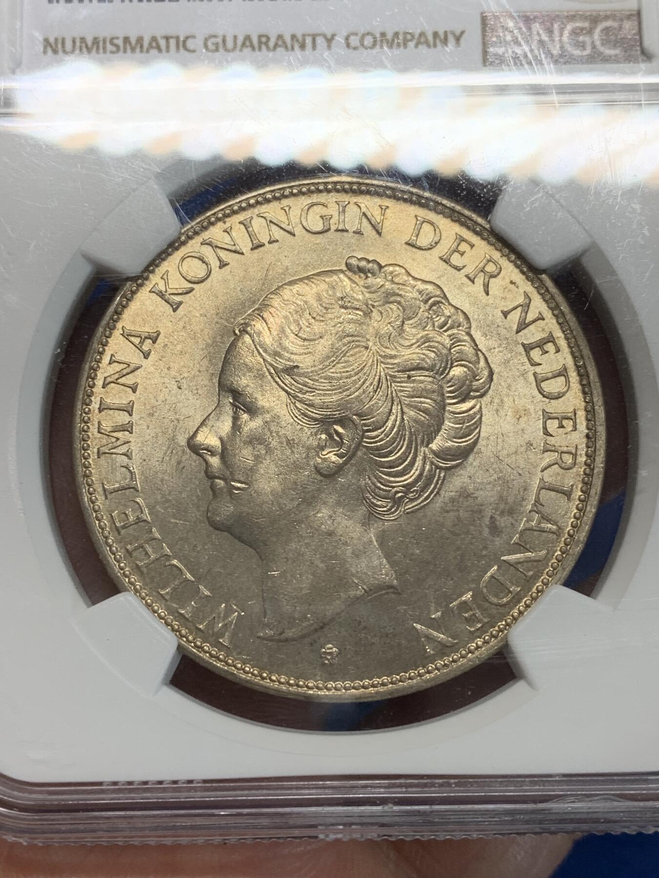 《竞宝斋》第280场- 周日，周一 ，周二3场连拍 （全场包邮） NGC MS62 荷兰1931年威廉敏娜2.5盾银币 金黄色均匀包浆 该品种烂大街但能出分的不多
