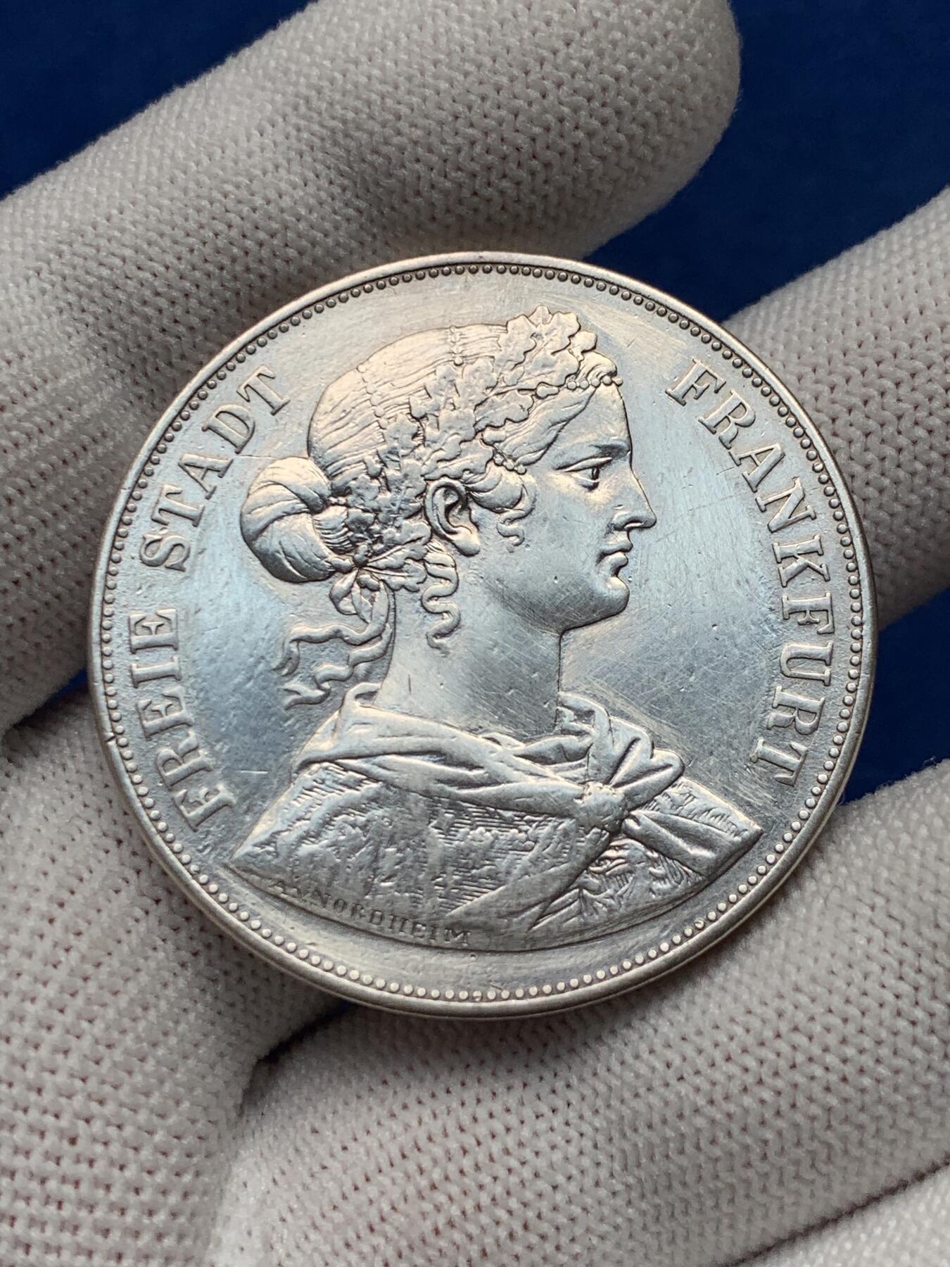 《竞宝斋》第280场- 周日，周一 ，周二3场连拍 （全场包邮） 德国1861年法兰克福少女2泰勒大银币 有洗 细节见图