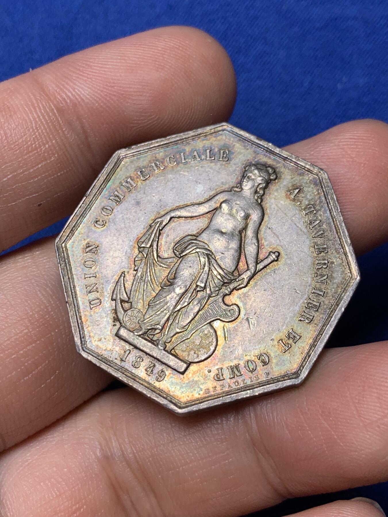 《竞宝斋》第281场- 周日，周一 ，周二3场连拍 （全场包邮） 法国1849商业联盟八角银质代币 19.2g 34.6mm 手指边铭