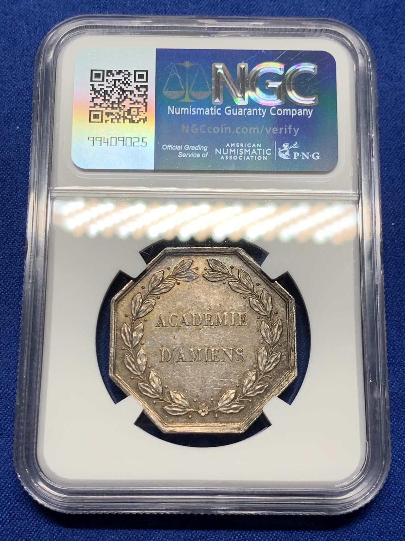 《竞宝斋》第281场- 周日，周一 ，周二3场连拍 （全场包邮） NGC MS62 法国1860-1879亚眠学院八角代用银币 蜜蜂边铭 山上的寺庙配合金色包浆更加万丈光芒