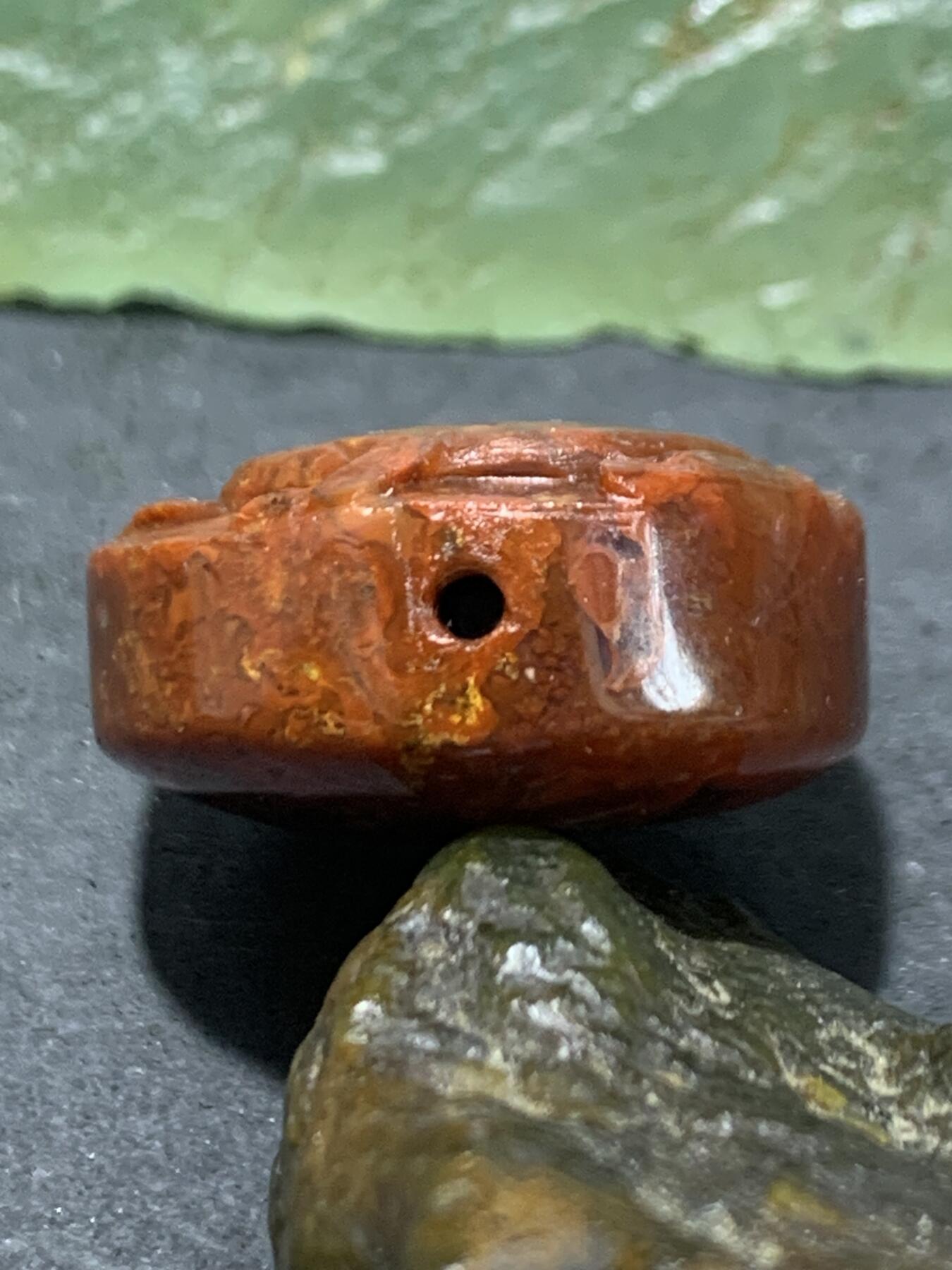 精美亚光高润度战国红玛瑙手工俏色巧雕仿古龙板珠一个！