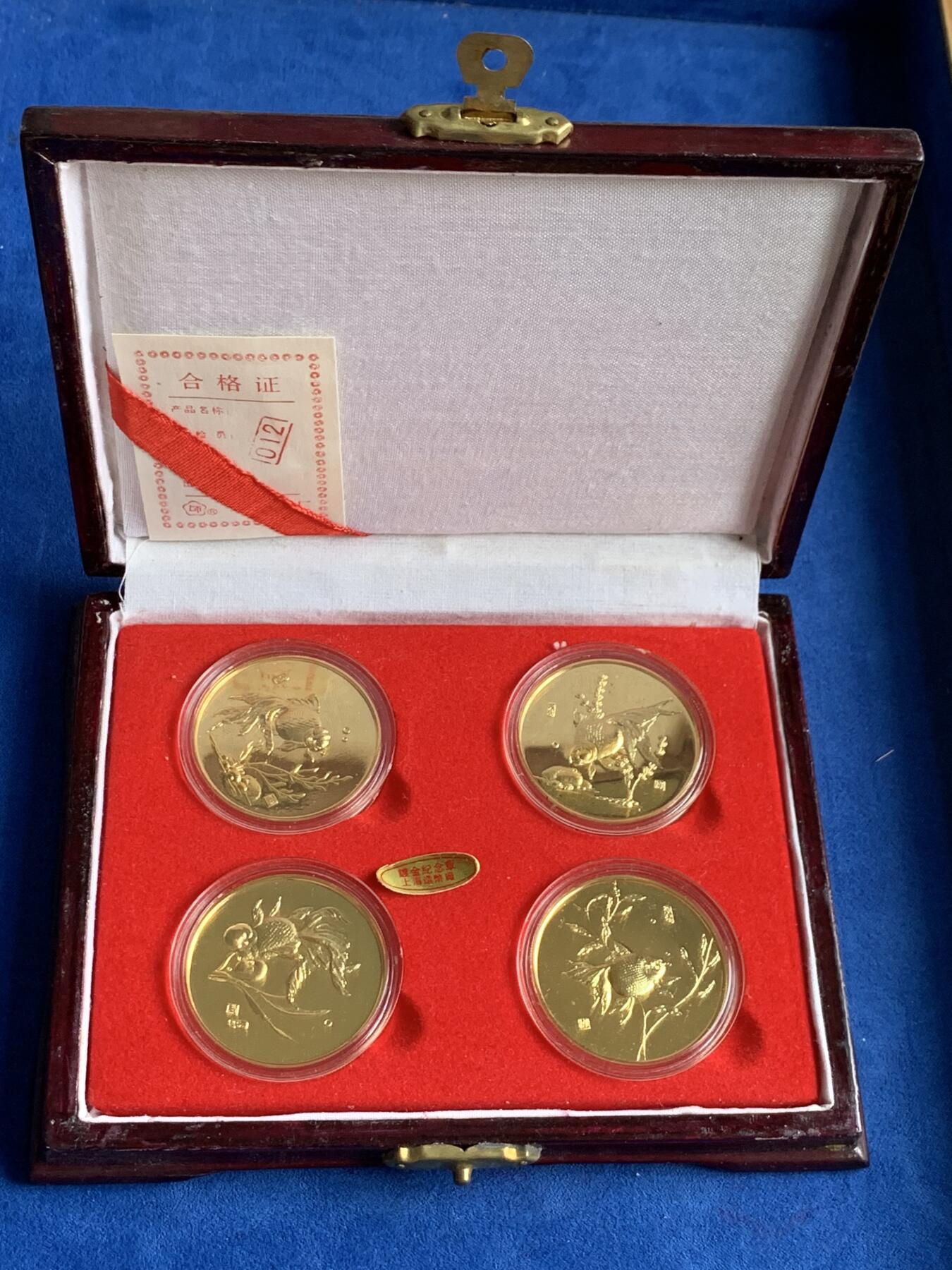 《竞宝斋》第280场- 周日，周一 ，周二3场连拍 （全场包邮） 两盒一组 纪念毛泽东诞辰一百周年镀金章（3枚一盒）+上海造币厂金鱼镀金纪念章（4枚一盒）