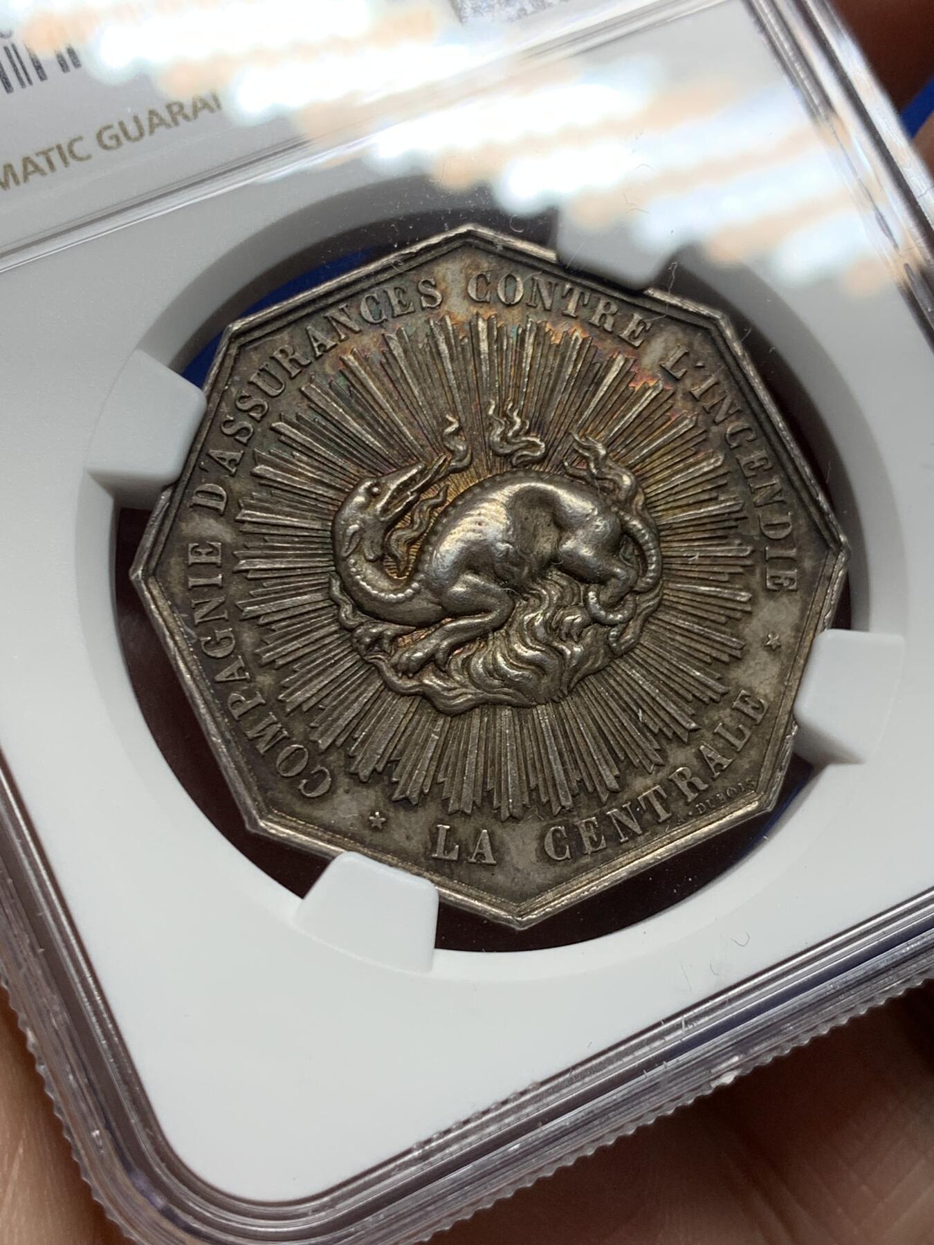 《竞宝斋》第281场- 周日，周一 ，周二3场连拍 （全场包邮） NGC MS63 法国1863放射龙八角银质代币 蜜蜂边铭（1860-1879） 非后期铸造 非常有设计感的经典八角 约20克 35mm