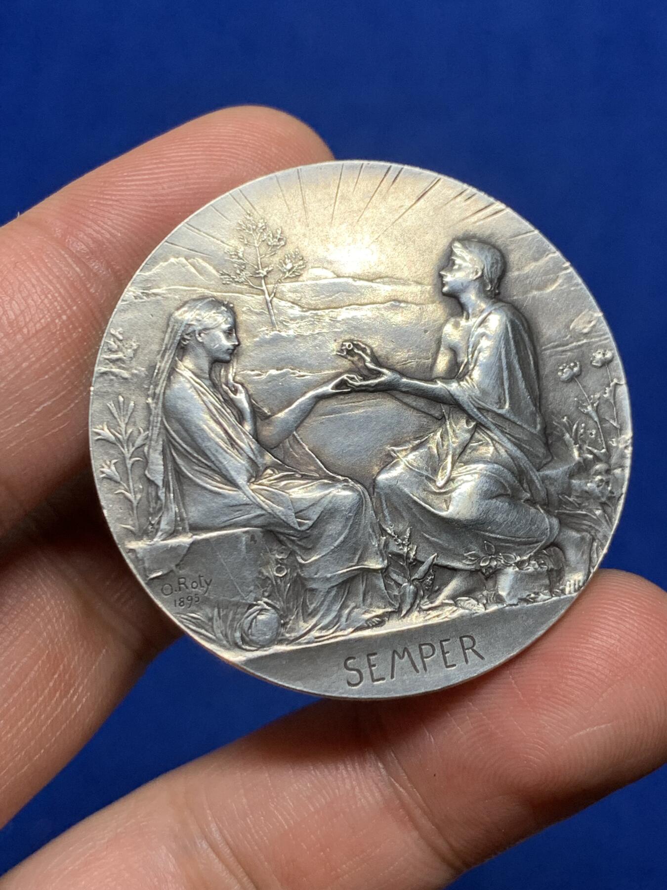 《竞宝斋》第281场- 周日，周一 ，周二3场连拍 （全场包邮） 法国O.Roty 婚姻与爱情纪念银章，“永恒的爱”，背面手工雕花，无磕碰，整体状态很好