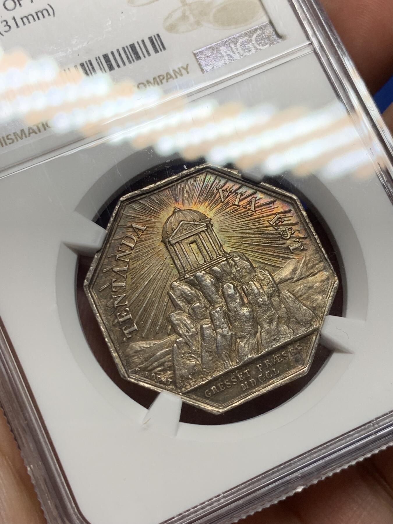 《竞宝斋》第281场- 周日，周一 ，周二3场连拍 （全场包邮） NGC MS62 法国1860-1879亚眠学院八角代用银币 蜜蜂边铭 山上的寺庙配合金色包浆更加万丈光芒