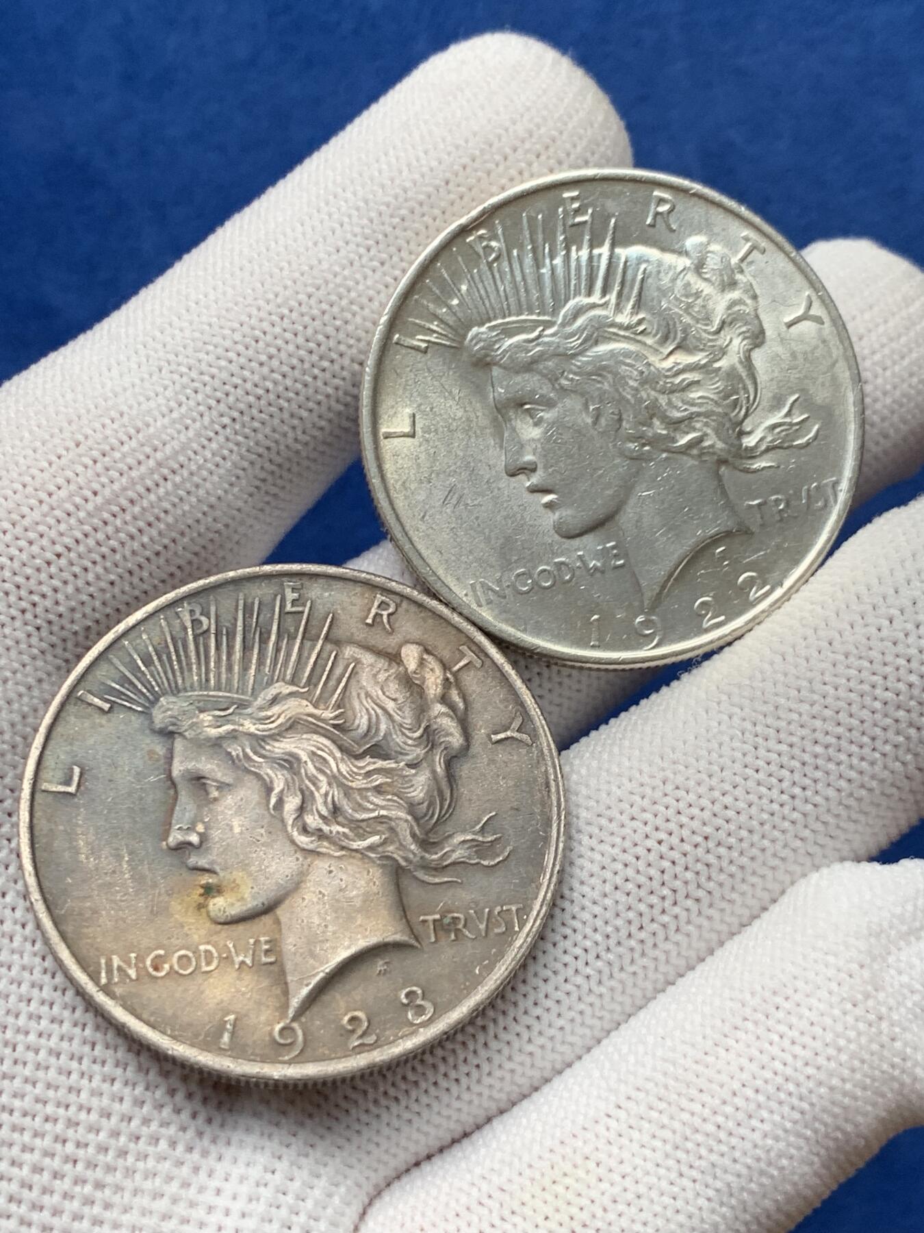 《竞宝斋》第280场- 周日，周一 ，周二3场连拍 （全场包邮） 两枚一组 美国和平鸽银币 通货好品 1923年+1922年 黑白配