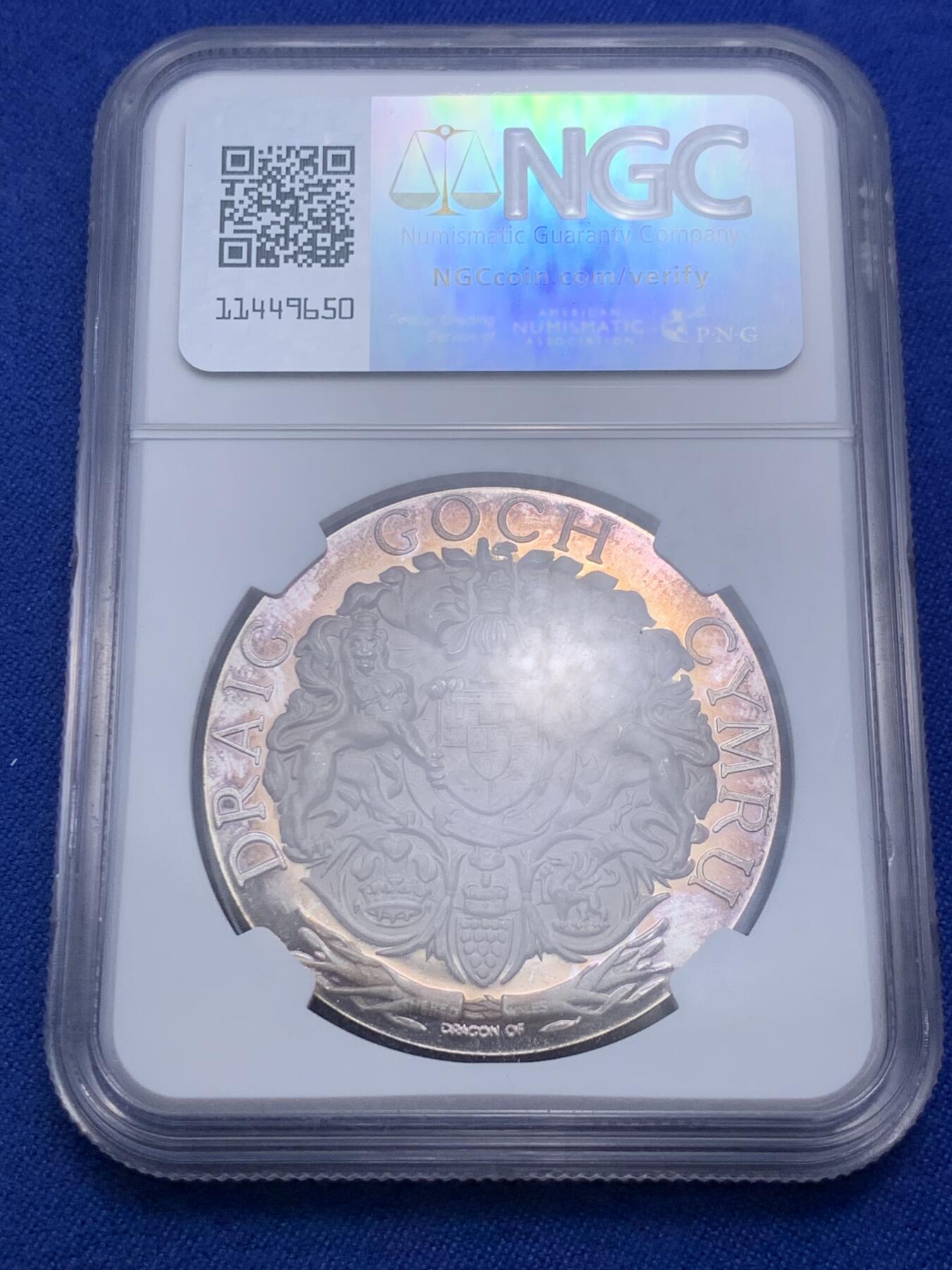 《竞宝斋》第280场- 周日，周一 ，周二3场连拍 （全场包邮） NGC MS65 英国1969年 查尔斯王子 威尔士亲王 银章 卡那封自治市69届展览亲王到访，重1盎司33.5克，纯度99.9%，自然氧化呈献了橘色的包浆，双面深度镜面凝霜，且有着高浮雕的艺术表现。边铭编号1712，发行量预计在小千枚，很少见。