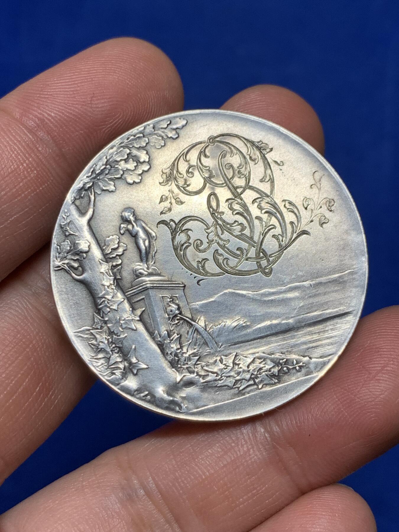 《竞宝斋》第281场- 周日，周一 ，周二3场连拍 （全场包邮） 法国O.Roty 婚姻与爱情纪念银章，“永恒的爱”，背面手工雕花，无磕碰，整体状态很好