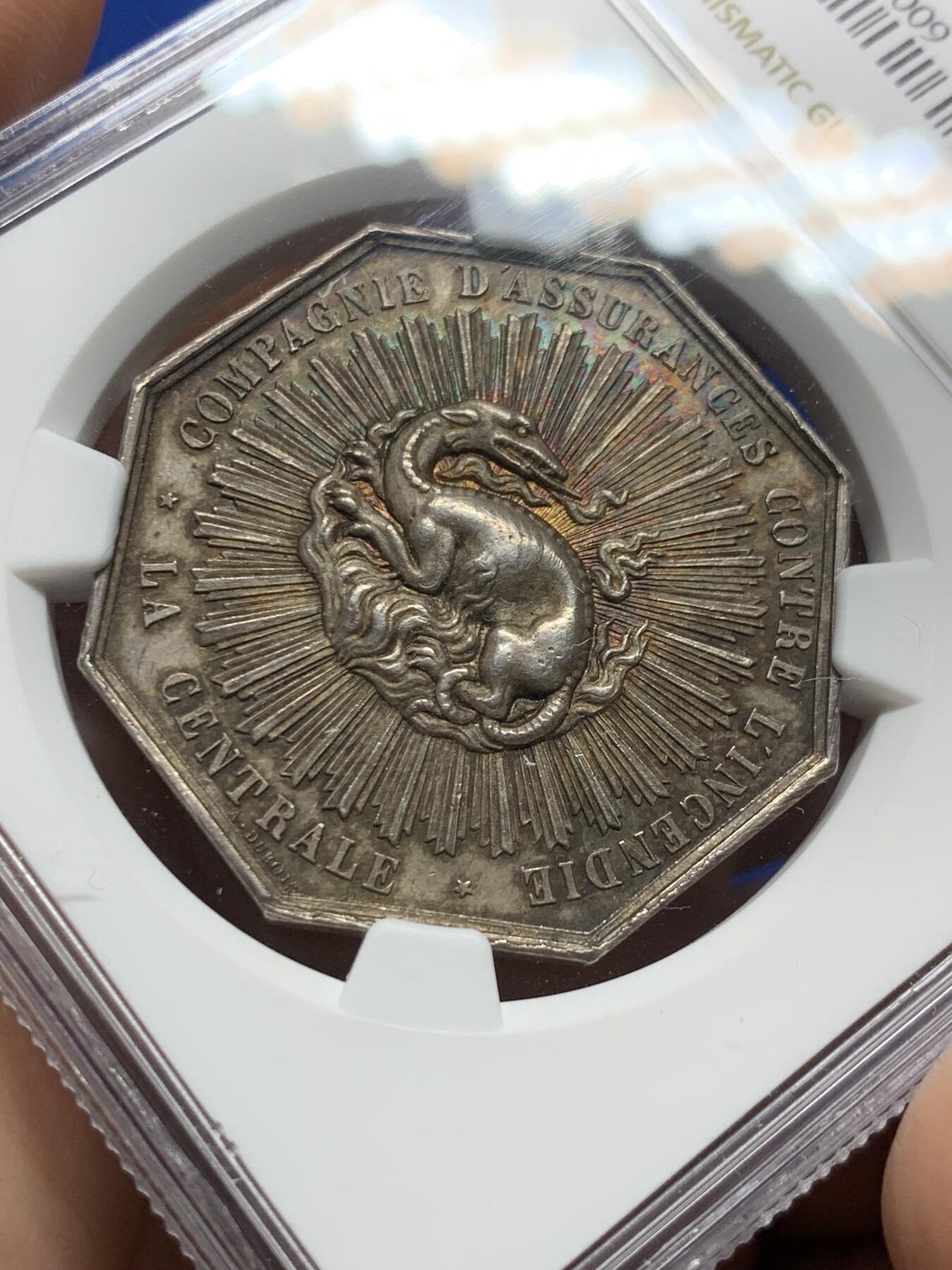 《竞宝斋》第281场- 周日，周一 ，周二3场连拍 （全场包邮） NGC MS63 法国1863放射龙八角银质代币 蜜蜂边铭（1860-1879） 非后期铸造 非常有设计感的经典八角 约20克 35mm