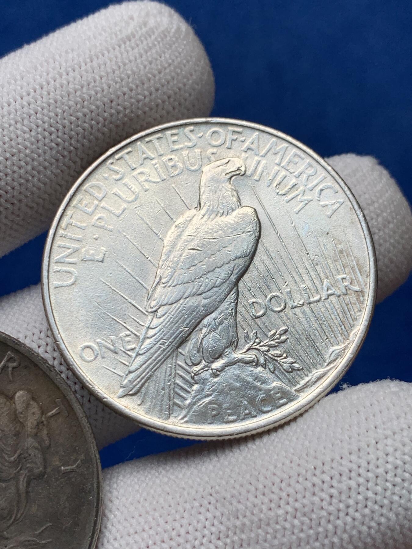 《竞宝斋》第280场- 周日，周一 ，周二3场连拍 （全场包邮） 两枚一组 美国和平鸽银币 通货好品 1923年+1922年 黑白配